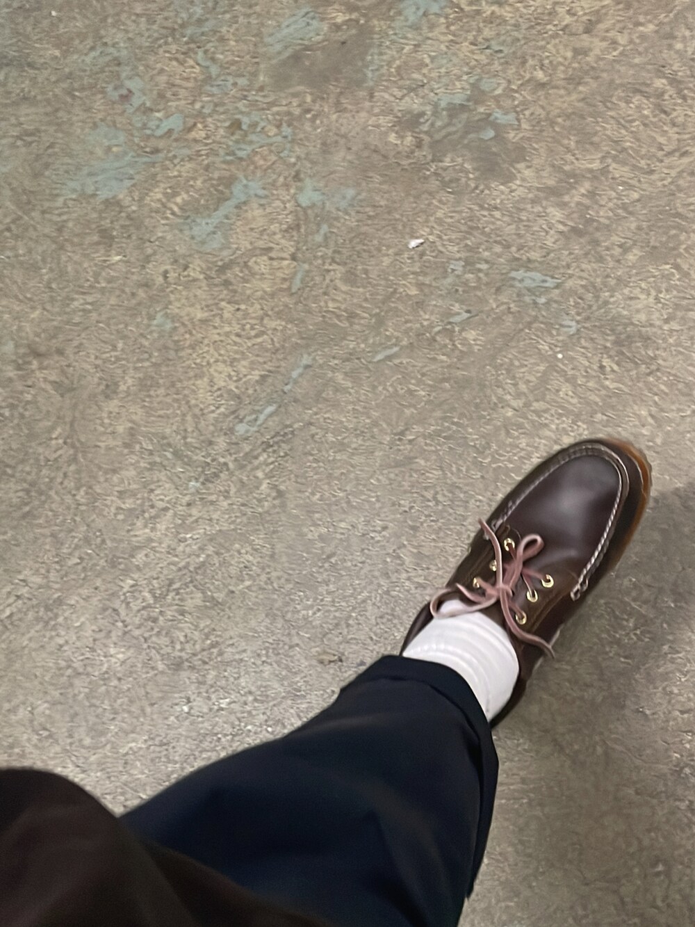 ブラウン系のシャツ/ブラウス、ブラック系のその他パンツ、ブラウン系のモカシン/デッキシューズを着用したメンズの秋コーディネートの2枚目の写真