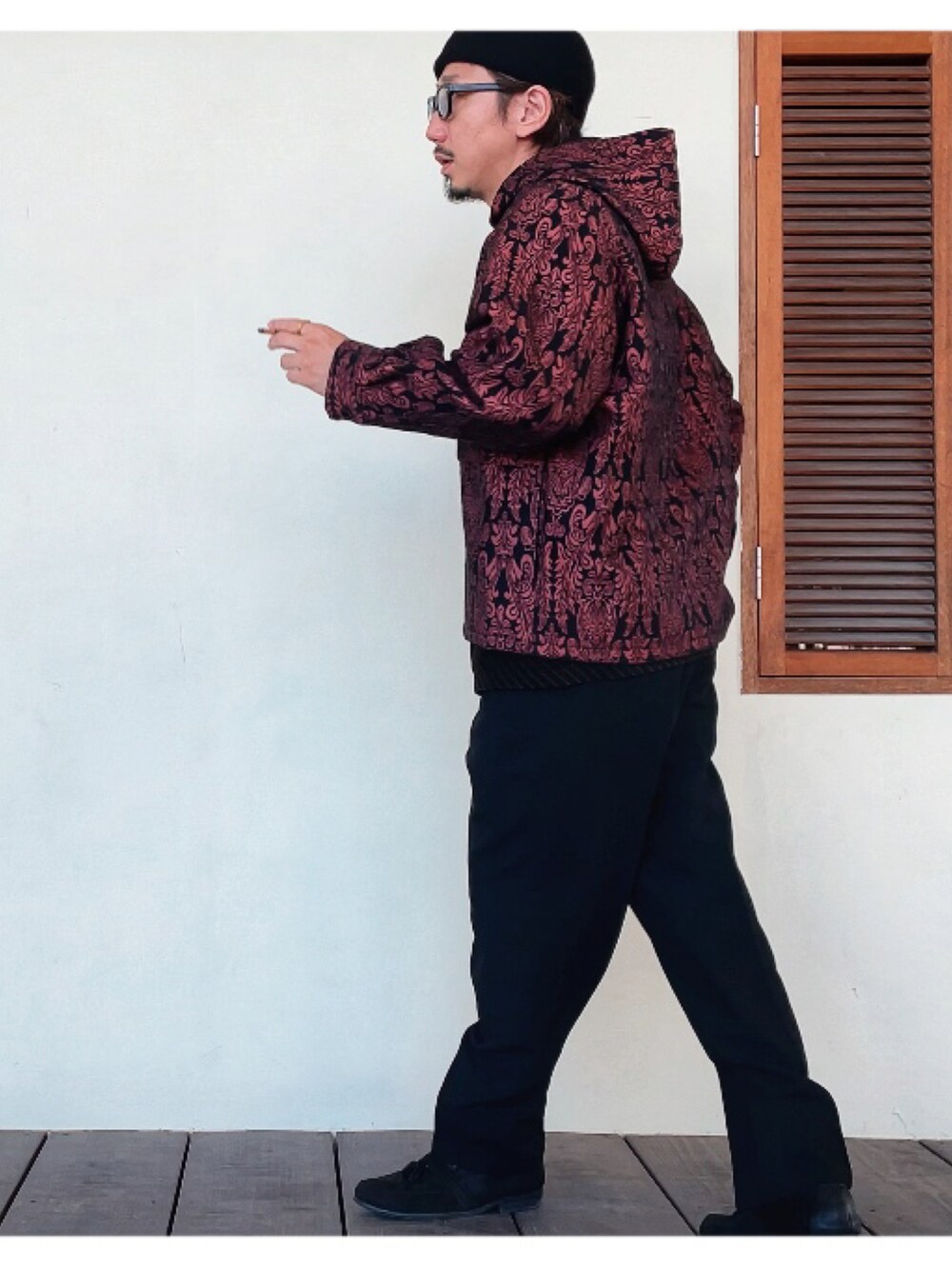 レッド系のパーカーを着用したメンズの秋コーディネートの4枚目の写真