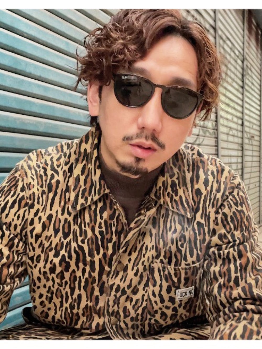 その他のカバーオール、ベージュ系のその他パンツを着用したメンズの冬コーディネートの2枚目の写真