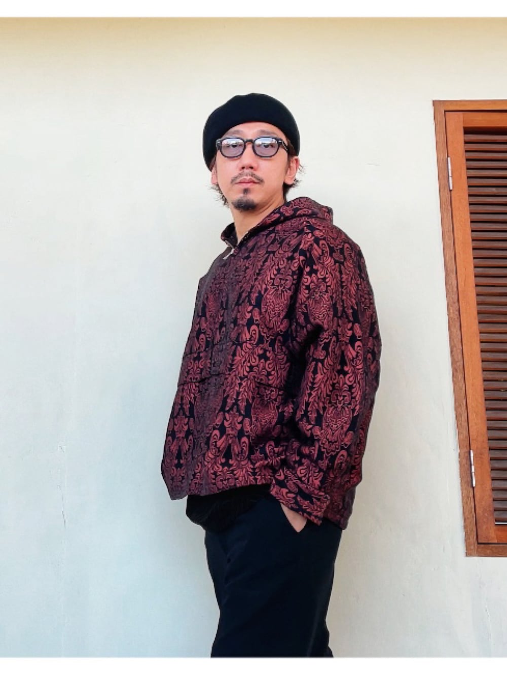 レッド系のパーカーを着用したメンズの秋コーディネートの2枚目の写真