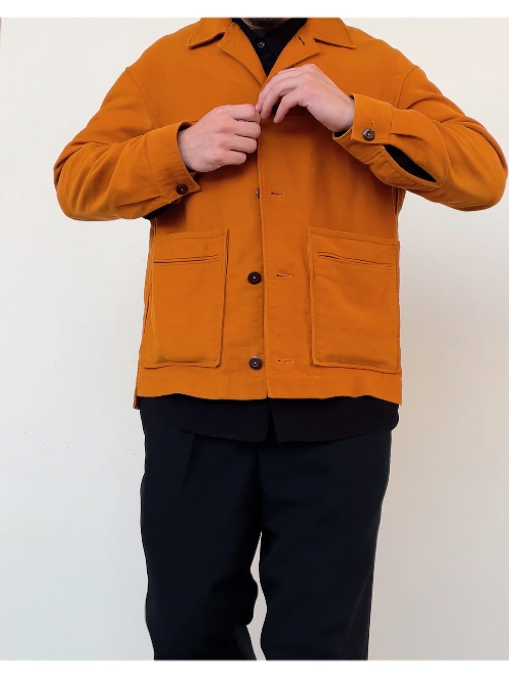 オレンジ系のカバーオール、ブラック系のシャツ/ブラウスを着用したメンズの秋コーディネートの3枚目の写真