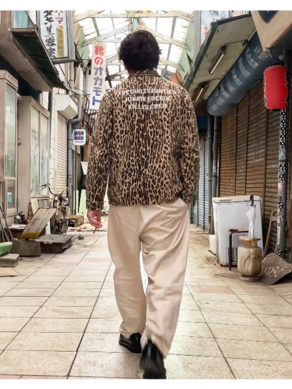 その他のカバーオール、ベージュ系のその他パンツを着用したメンズの冬コーディネートの5枚目の写真