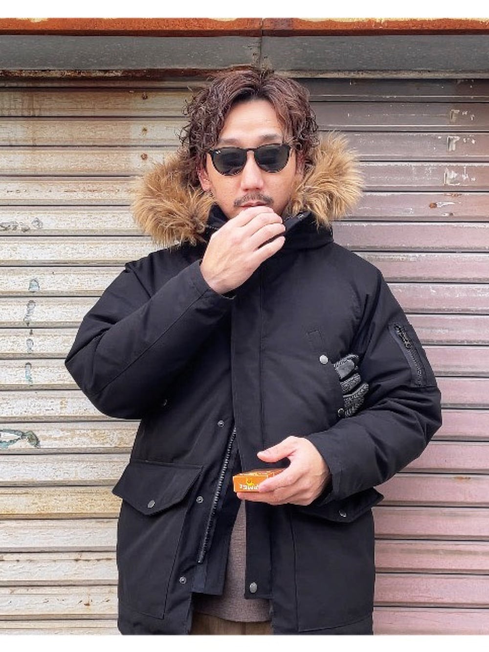 ブラック系のその他アウターを着用したメンズの冬コーディネートの4枚目の写真