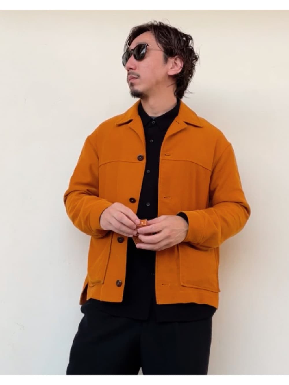 オレンジ系のカバーオール、ブラック系のシャツ/ブラウスを着用したメンズの秋コーディネートの4枚目の写真