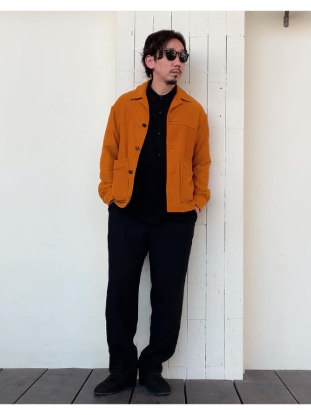 オレンジ系のカバーオール、ブラック系のシャツ/ブラウスを着用したメンズの秋コーディネートの2枚目の写真