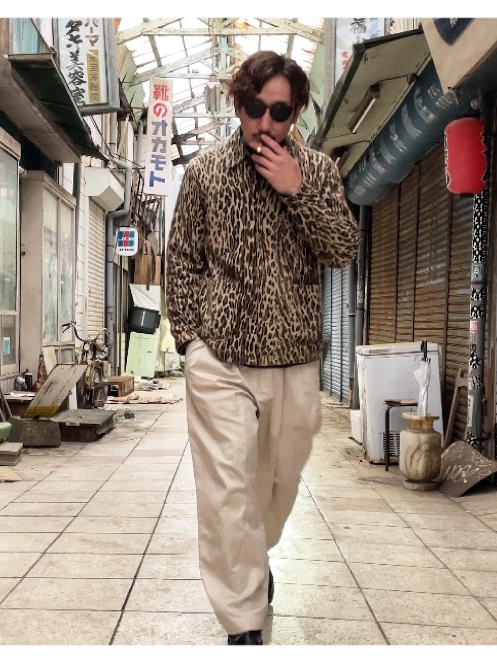 その他のカバーオール、ベージュ系のその他パンツを着用したメンズの冬コーディネートの3枚目の写真