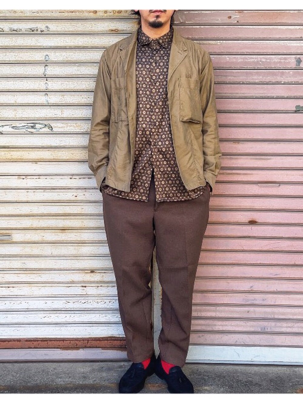 ベージュ系のシャツ/ブラウス、ブラウン系のシャツ/ブラウス、ブラウン系のサングラスを着用したメンズの秋コーディネートの2枚目の写真