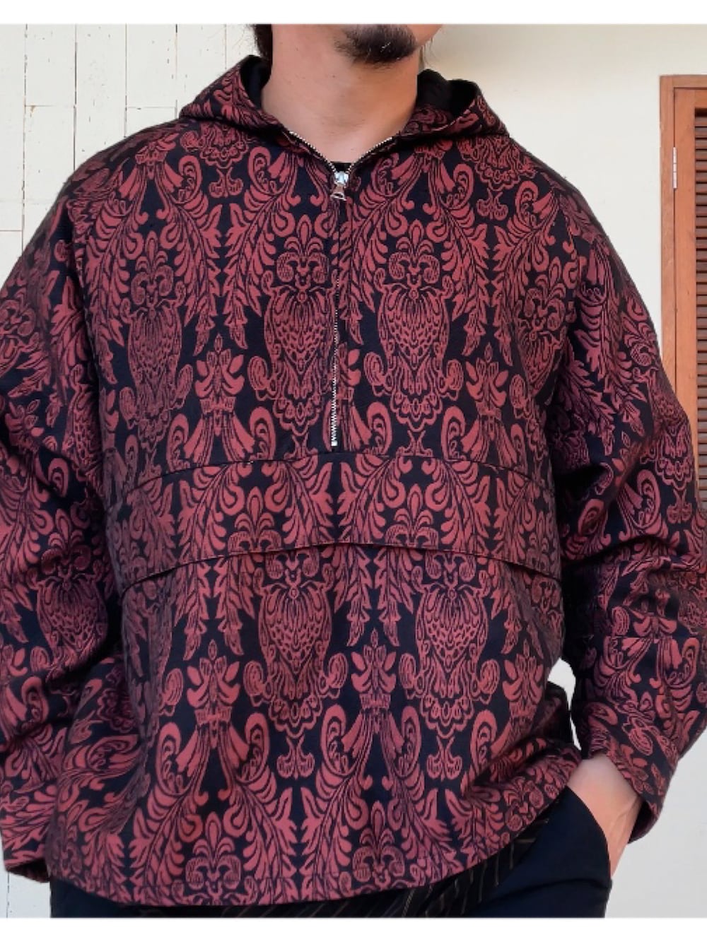 レッド系のパーカーを着用したメンズの秋コーディネートの3枚目の写真