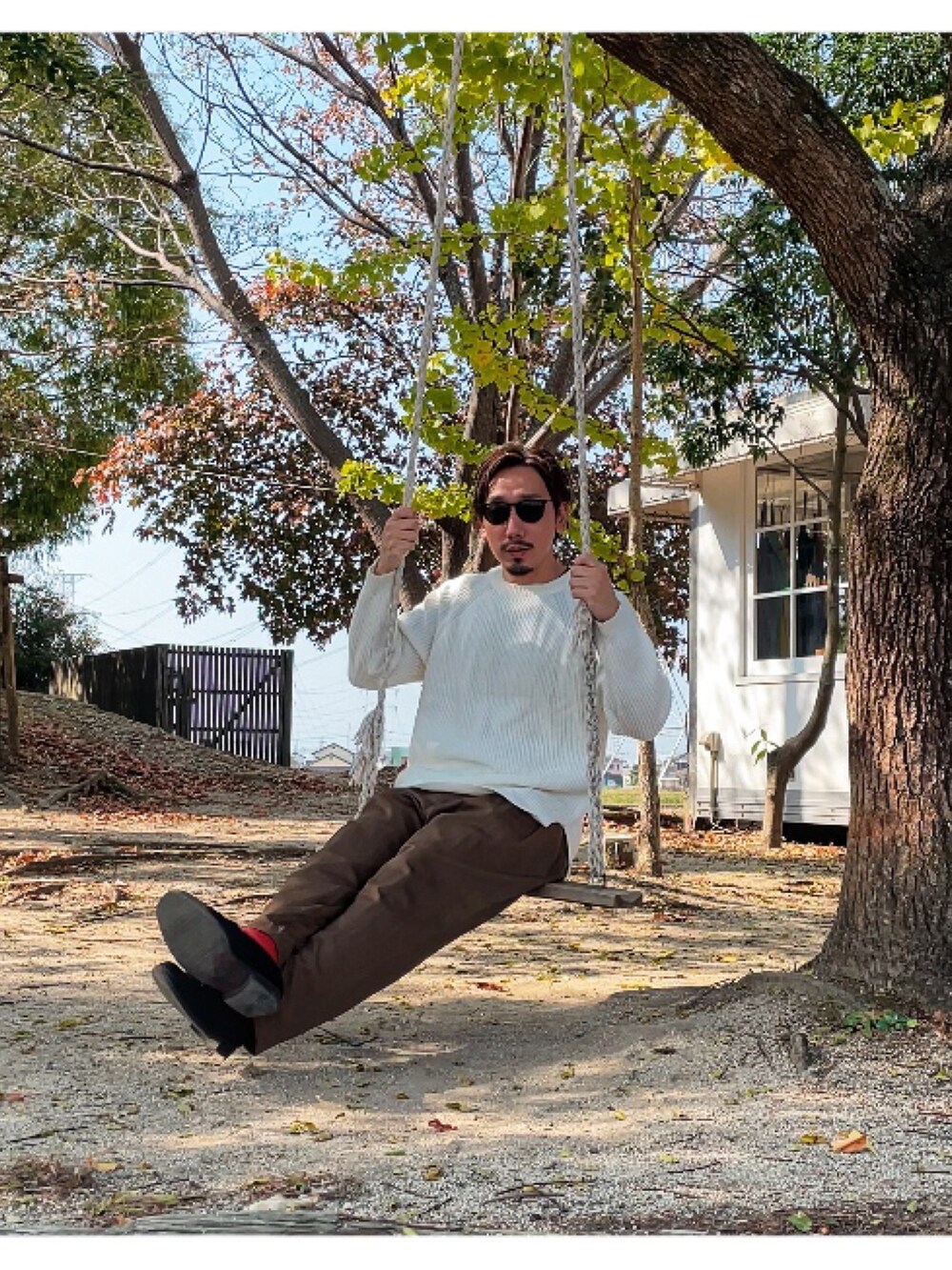 ホワイト系のニット/セーターを着用したメンズの秋コーディネートの3枚目の写真