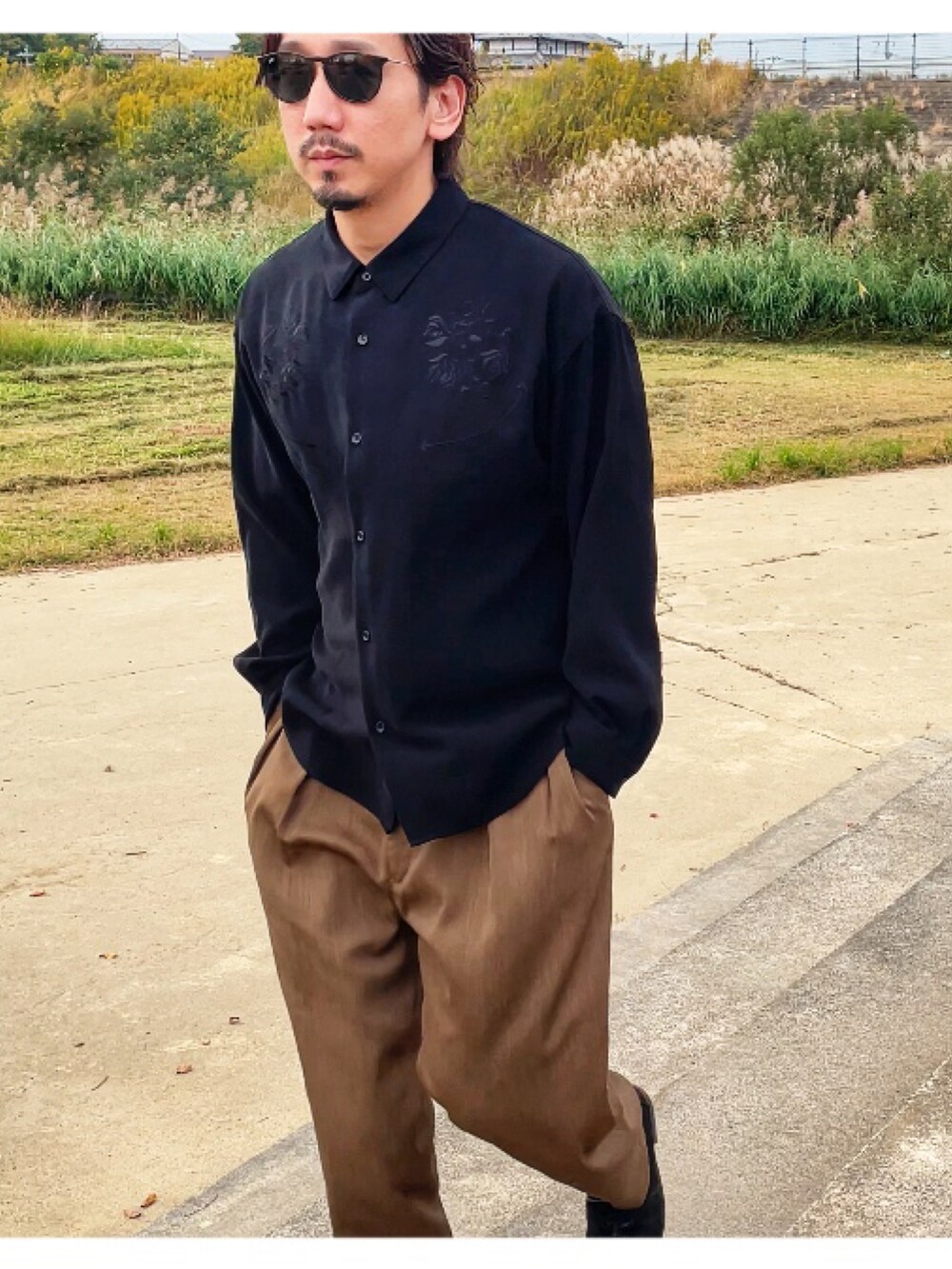 ブラック系のシャツ/ブラウス、グリーン系のスラックスを着用したメンズの秋コーディネートの4枚目の写真