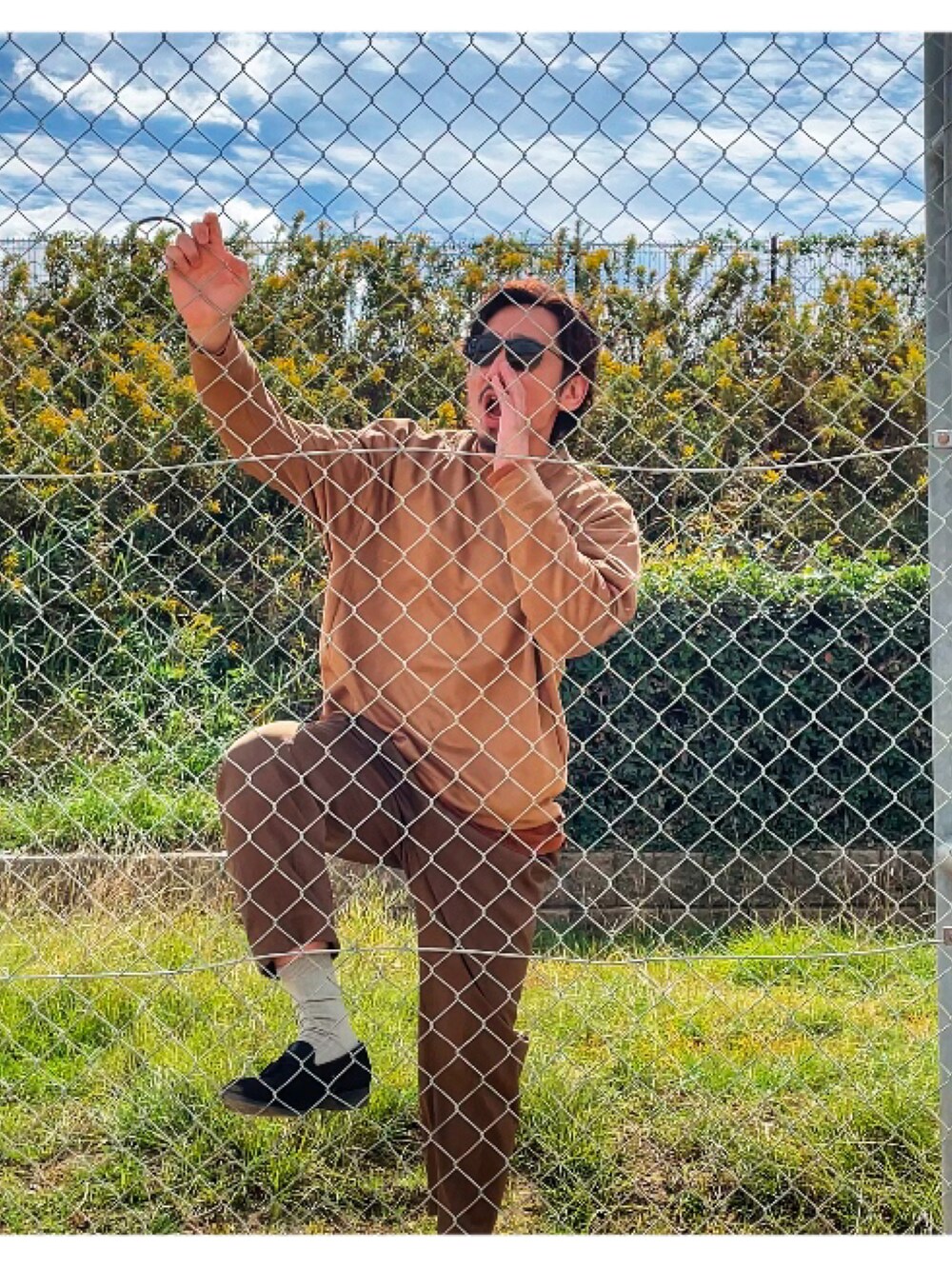 ブラウン系のTシャツ/カットソー、グリーン系のスラックスを着用したメンズの秋コーディネートの5枚目の写真