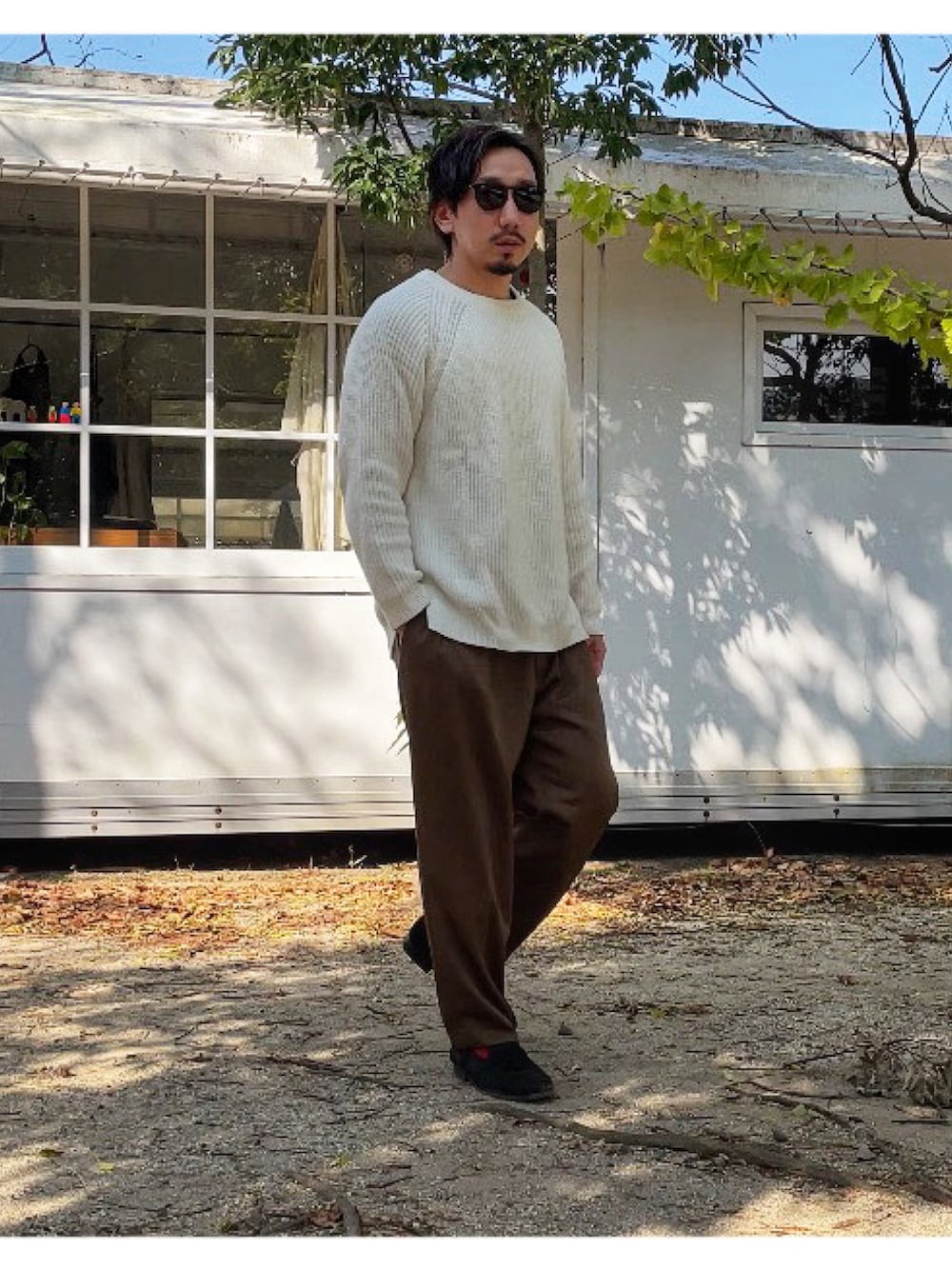 ホワイト系のニット/セーターを着用したメンズの秋コーディネートの4枚目の写真