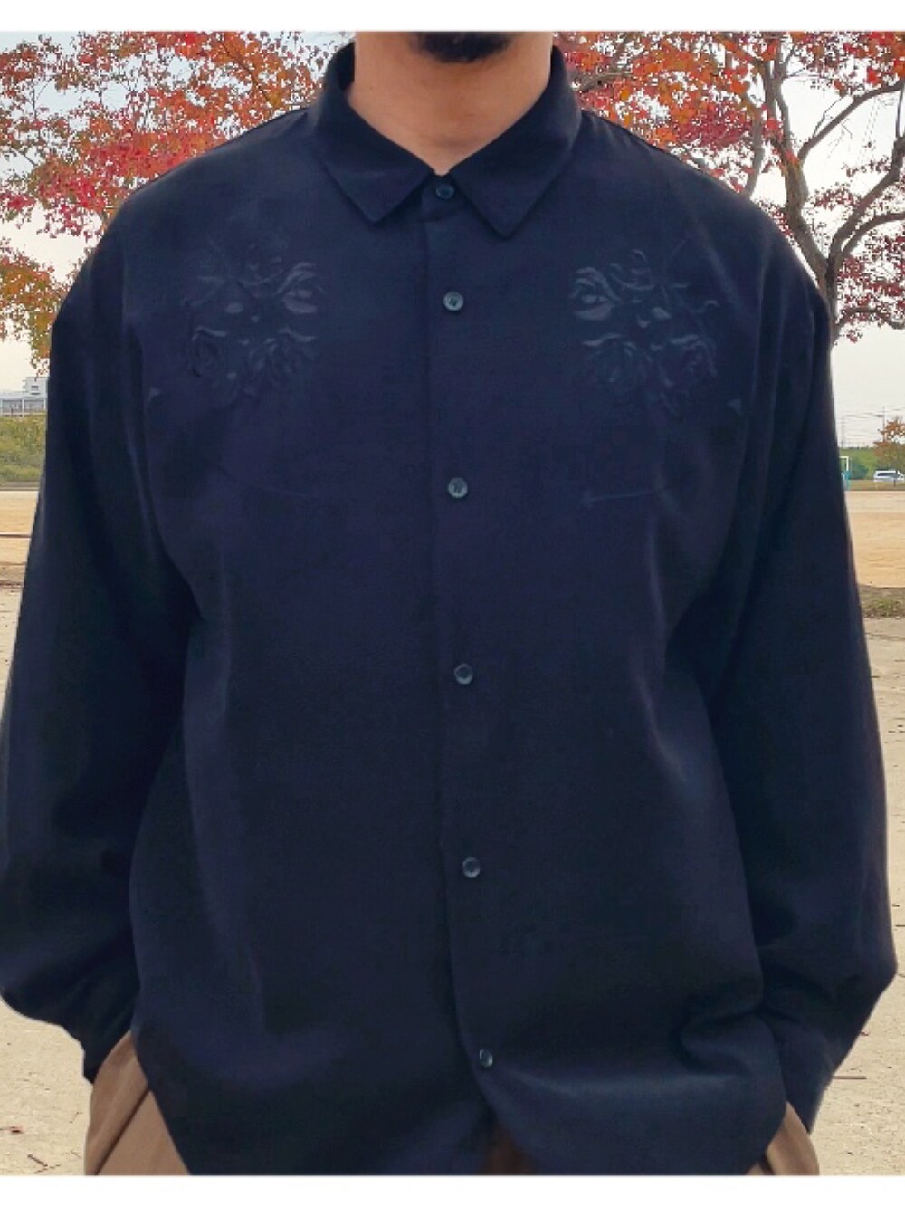 ブラック系のシャツ/ブラウス、グリーン系のスラックスを着用したメンズの秋コーディネートの3枚目の写真