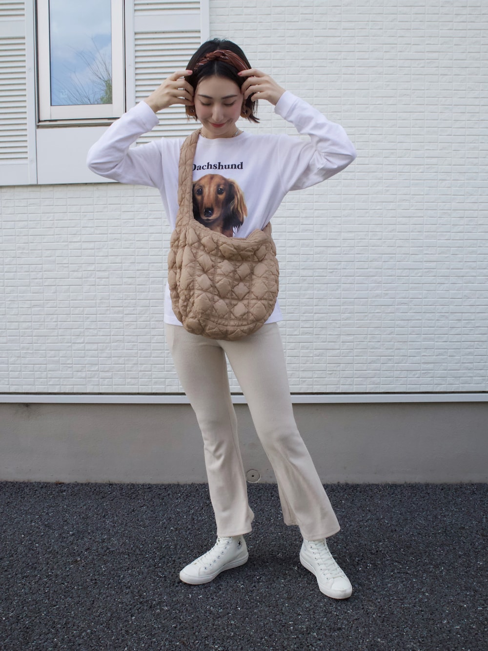 「春服コーデ、淡色コーデ、ゆったりコーデ、カジュアルコーデ、お散歩コーデ、ママコーデ、ママファッション、プチプラコーデ、お花見コーデ、スニーカー、犬、骨格ナチュラル、高身長女子、30代」｜「LOWRYS FARMのアイテム（ヘアバンド、ブラウン系）」を使った、𝐲𝐮𝐫𝐢𝐚𝐧さん（レディース・172cm）の春コーディネートの2枚目の写真