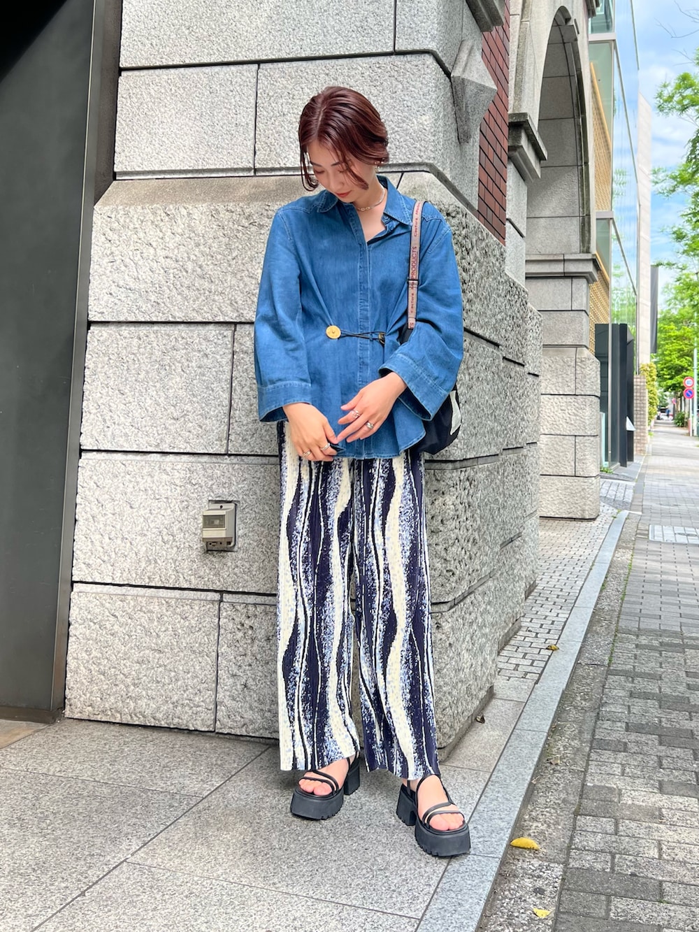 ブルー系のシャツ/ブラウス、ブラック系のその他パンツ、ブラック系のサンダルを着用したレディースの春コーディネートの2枚目の写真