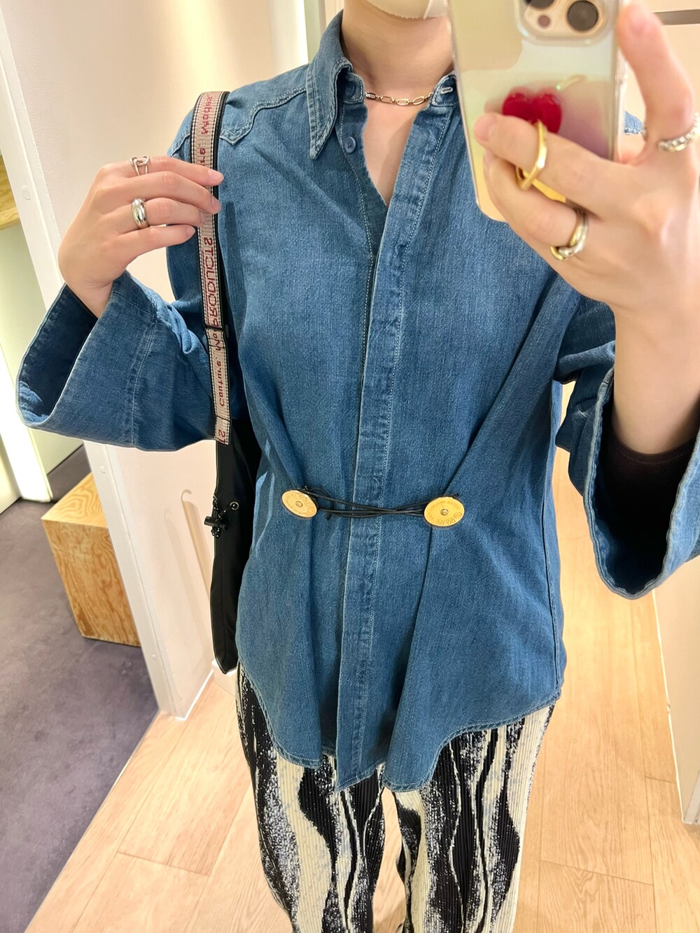 ブルー系のシャツ/ブラウス、ブラック系のその他パンツ、ブラック系のサンダルを着用したレディースの春コーディネートの3枚目の写真