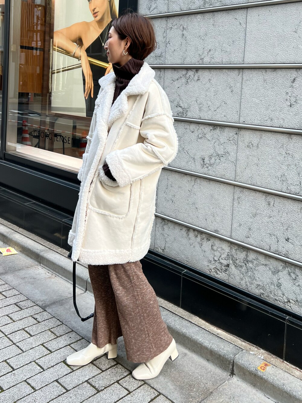 「アウター、白コーデ、ボアコート、オーバーサイズ、大人カジュアル、ニットパンツ、ハイネックニット、ブラウンコーデ、ホワイトコーデ、白ブーツ、ショートブーツ、マルジェラ、高身長女子、骨格ナチュラル、着回しコーデ」|「fredy emueのムートンコート(ムートンコート、ホワイト系)」を使った、𝐲𝐮𝐫𝐢𝐚𝐧さん(レディース・172cm)の春コーディネートの2枚目の写真