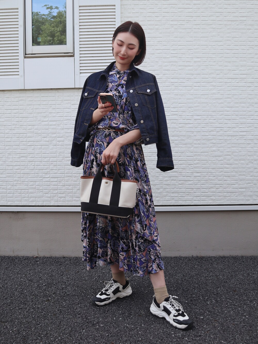 「お出かけコーデ日記、休日コーデ、大人カジュアル、きれいめカジュアル、花柄ワンピース、柄ワンピース、ブルーコーデ、デニムジャケット、骨格ナチュラル、高身長女子、ショートヘア、スニーカーコーデ」｜「BIGTIME川越の古着 柄ワンピース（ワンピース、ブルー系）」を使った、𝐲𝐮𝐫𝐢𝐚𝐧さん（レディース・172cm）の春コーディネートの2枚目の写真