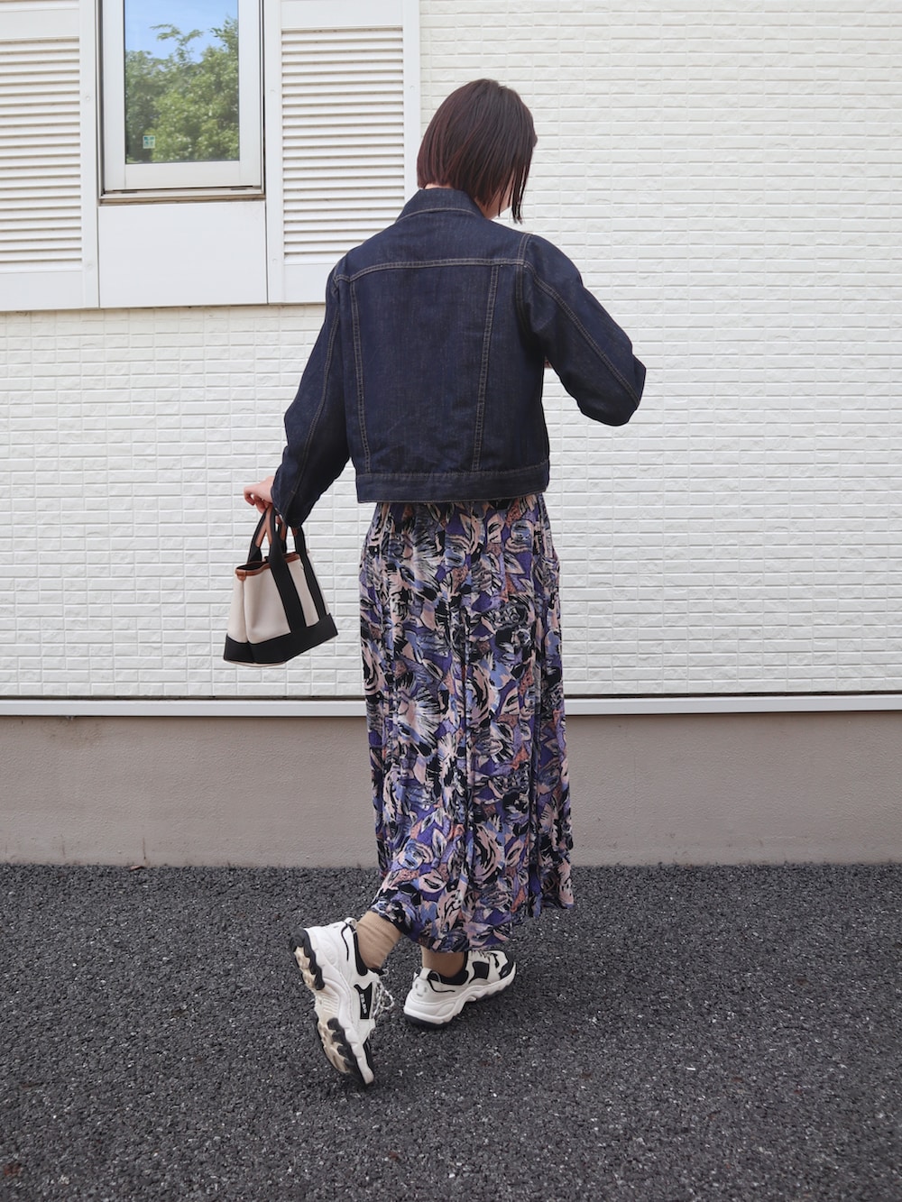 「お出かけコーデ日記、休日コーデ、大人カジュアル、きれいめカジュアル、花柄ワンピース、柄ワンピース、ブルーコーデ、デニムジャケット、骨格ナチュラル、高身長女子、ショートヘア、スニーカーコーデ」｜「BIGTIME川越の古着 柄ワンピース（ワンピース、ブルー系）」を使った、𝐲𝐮𝐫𝐢𝐚𝐧さん（レディース・172cm）の春コーディネートの5枚目の写真