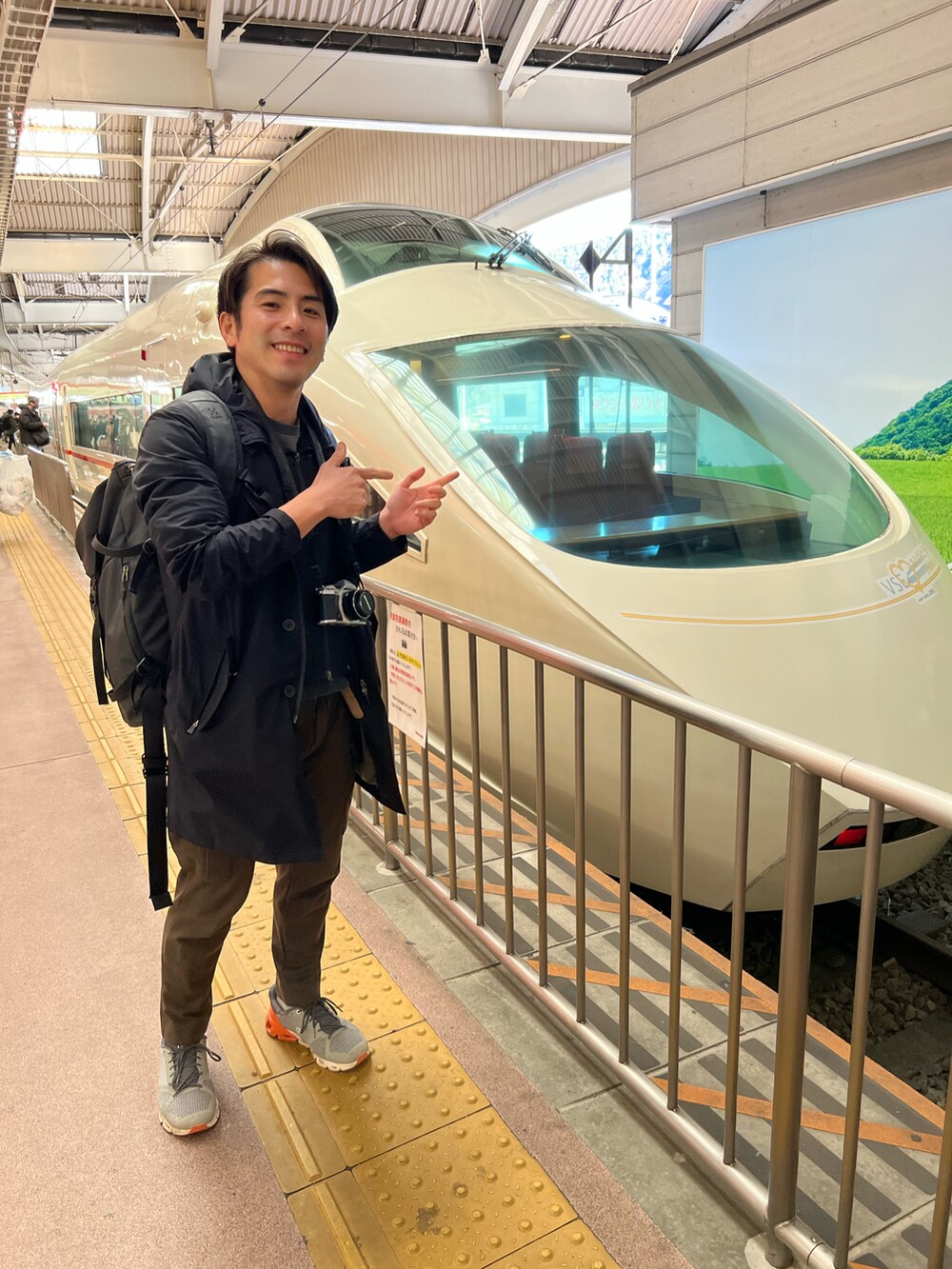 「カジュアルコーデ、夫コーデ、旅行コーデ、楽チンコーデ、動きやすさ重視、ハイブランド、ランニングシューズ、エストネーション、40代ファッション、アラフォー、骨格ウェーブ、低身長コーデ、167㎝、シンプルコーデ、メンズコーデ」｜「HERNOのHERNO / LAMINAR ライナー付き2wayチェスターコート《ESTNATION EXCLUSIVE》（チェスターコート、ブラック系）」を使った、𝐲𝐮𝐫𝐢𝐚𝐧さん（レディース・172cm）の冬コーディネートの5枚目の写真