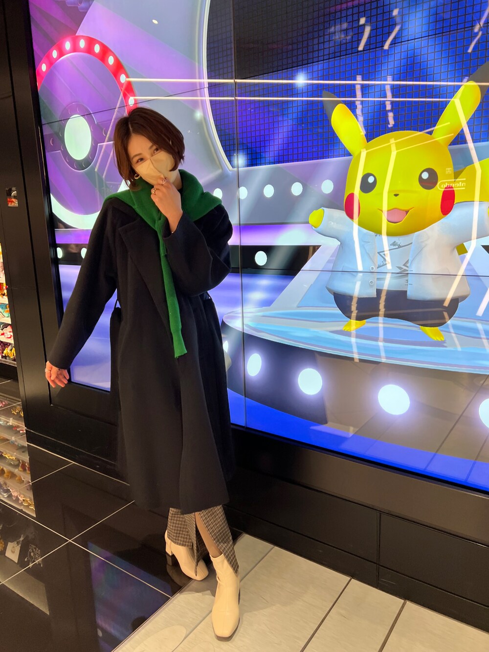「肩掛け、グリーンニット、カラーパレット、オトナカジュアル、フレアパンツ、スリットパンツ、マルジェラ、白ブーツ、ショートブーツ、チェスターコート、コートスタイル、30代コーデ、骨格ナチュラル、高身長女子」｜「Maison MargielaのMaison Margiela スモールハンドバック（ハンドバッグ、ブラック系）」を使った、𝐲𝐮𝐫𝐢𝐚𝐧さん（レディース・172cm）の冬コーディネートの5枚目の写真