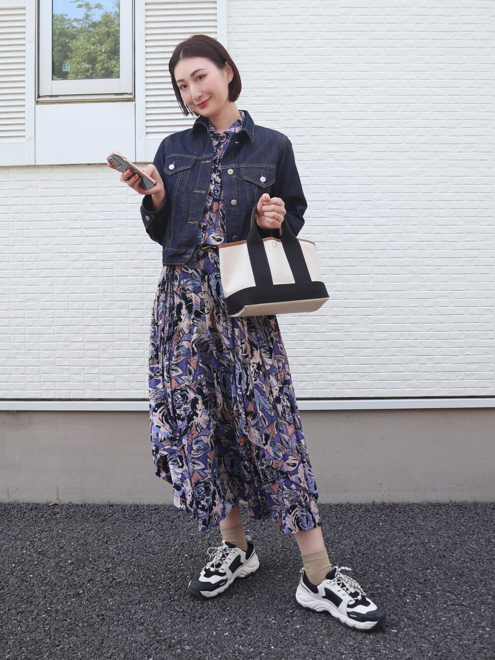 「お出かけコーデ日記、休日コーデ、大人カジュアル、きれいめカジュアル、花柄ワンピース、柄ワンピース、ブルーコーデ、デニムジャケット、骨格ナチュラル、高身長女子、ショートヘア、スニーカーコーデ」｜「BIGTIME川越の古着 柄ワンピース（ワンピース、ブルー系）」を使った、𝐲𝐮𝐫𝐢𝐚𝐧さん（レディース・172cm）の春コーディネートの3枚目の写真