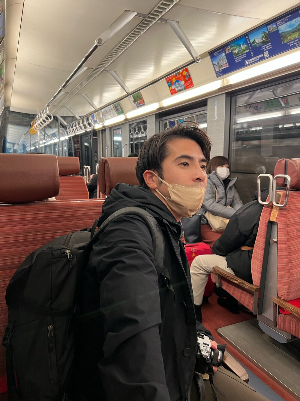 「カジュアルコーデ、夫コーデ、旅行コーデ、楽チンコーデ、動きやすさ重視、ハイブランド、ランニングシューズ、エストネーション、40代ファッション、アラフォー、骨格ウェーブ、低身長コーデ、167㎝、シンプルコーデ、メンズコーデ」｜「HERNOのHERNO / LAMINAR ライナー付き2wayチェスターコート《ESTNATION EXCLUSIVE》（チェスターコート、ブラック系）」を使った、𝐲𝐮𝐫𝐢𝐚𝐧さん（レディース・172cm）の冬コーディネートの4枚目の写真