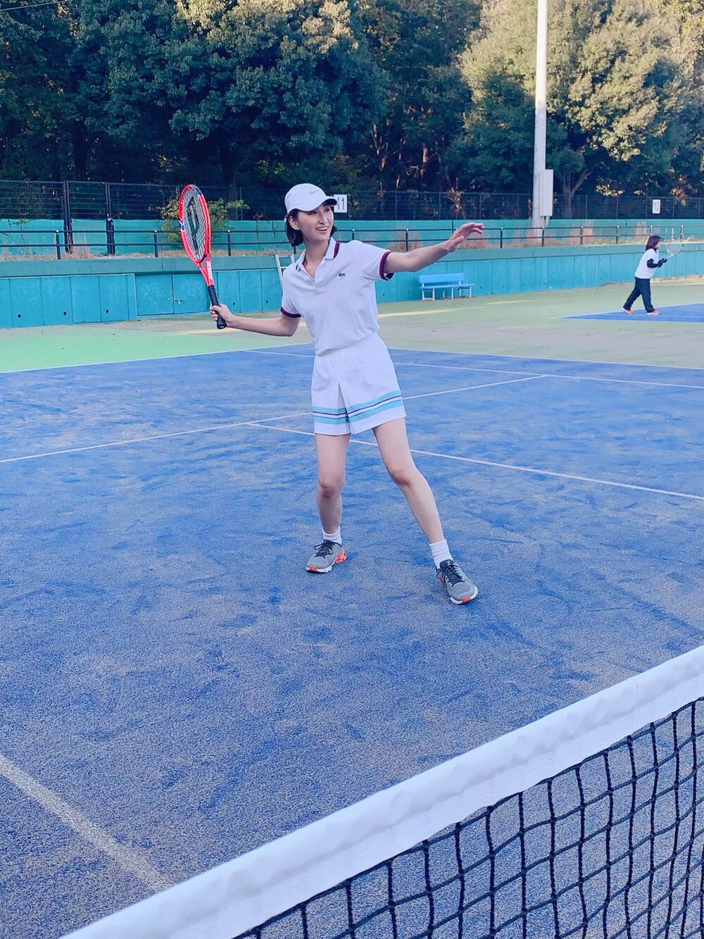 「NIKE、スポーツウェア、ポロシャツ、スポーティー、ホワイトコーデ、キュロット、ラコステ、テニス、ボブ、アラサー、30代コーデ、高身長コーデ、骨格ナチュラル」｜「NIKEの【NIKE】ナイキ エアロビル テイルウィンド メッシュ ランニングキャップ ウィメンズ（キャップ、ホワイト系）」を使った、𝐲𝐮𝐫𝐢𝐚𝐧さん（レディース・172cm）の秋コーディネートの2枚目の写真