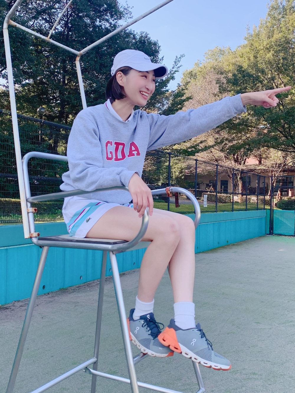 「NIKE、スポーツウェア、ポロシャツ、スポーティー、ホワイトコーデ、キュロット、ラコステ、テニス、ボブ、アラサー、30代コーデ、高身長コーデ、骨格ナチュラル」｜「NIKEの【NIKE】ナイキ エアロビル テイルウィンド メッシュ ランニングキャップ ウィメンズ（キャップ、ホワイト系）」を使った、𝐲𝐮𝐫𝐢𝐚𝐧さん（レディース・172cm）の秋コーディネートの3枚目の写真