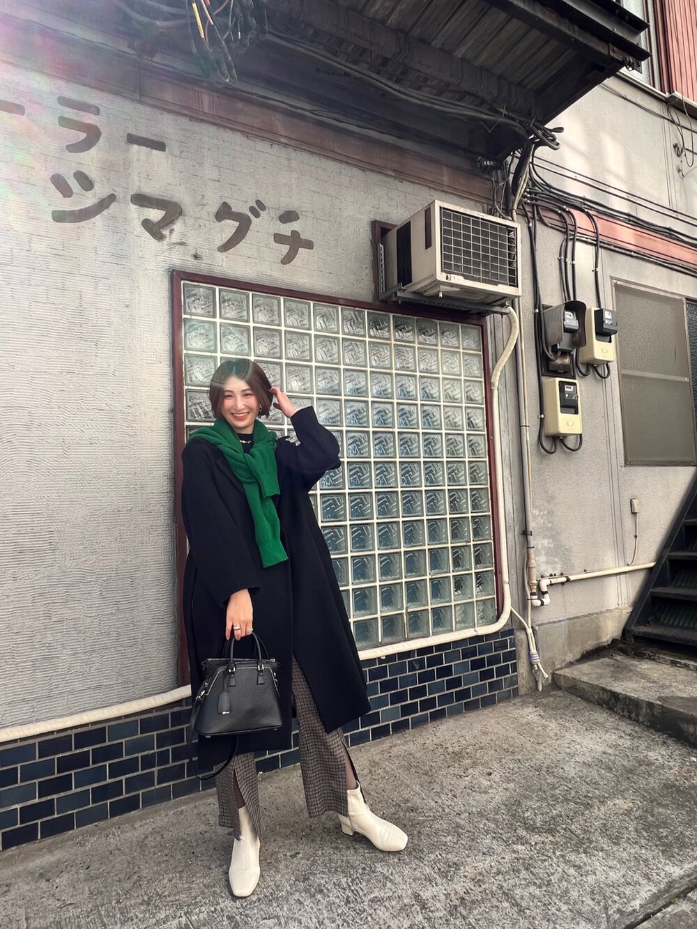 「肩掛け、グリーンニット、カラーパレット、オトナカジュアル、フレアパンツ、スリットパンツ、マルジェラ、白ブーツ、ショートブーツ、チェスターコート、コートスタイル、30代コーデ、骨格ナチュラル、高身長女子」｜「Maison MargielaのMaison Margiela スモールハンドバック（ハンドバッグ、ブラック系）」を使った、𝐲𝐮𝐫𝐢𝐚𝐧さん（レディース・172cm）の冬コーディネートの2枚目の写真
