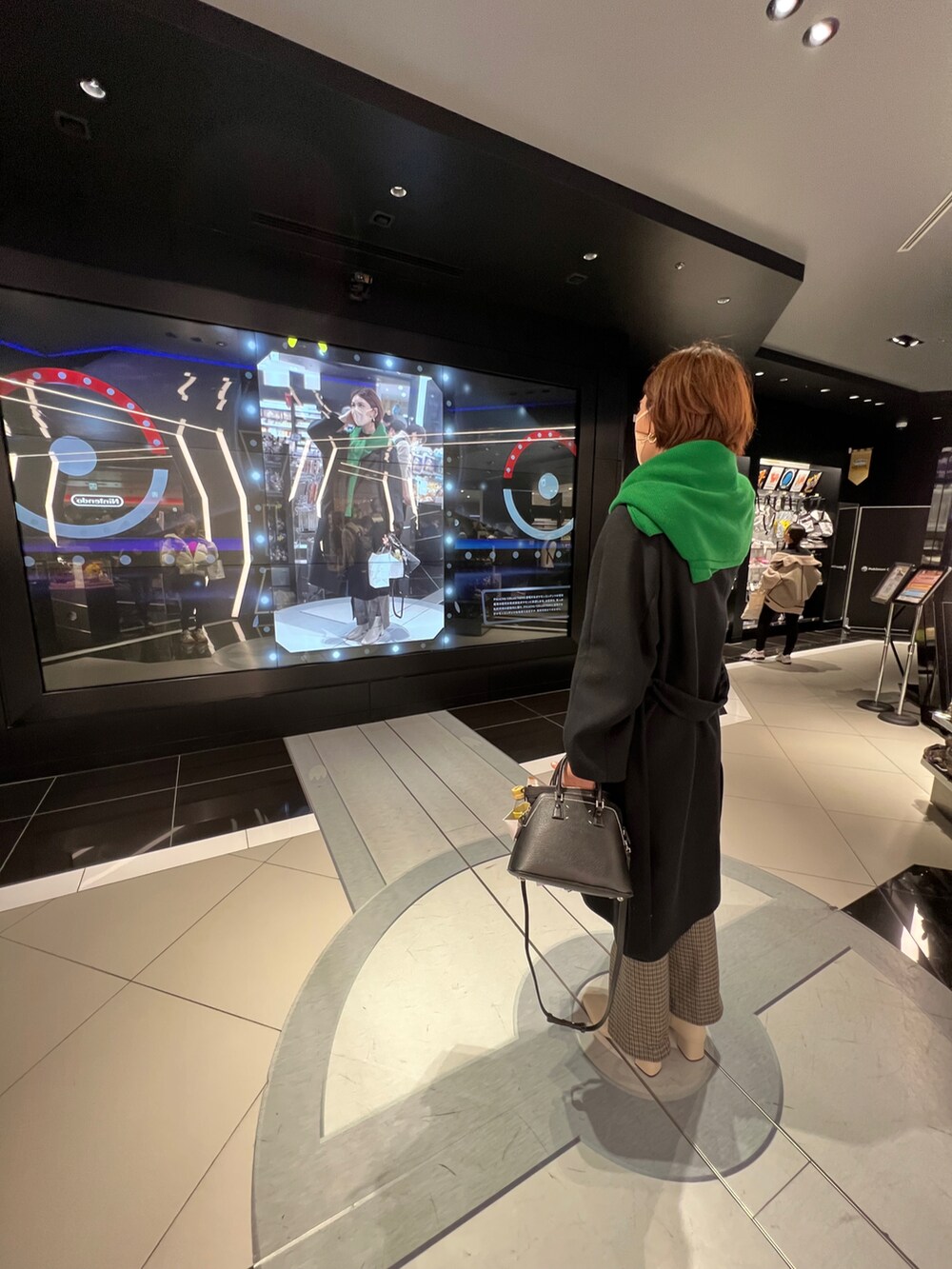 「肩掛け、グリーンニット、カラーパレット、オトナカジュアル、フレアパンツ、スリットパンツ、マルジェラ、白ブーツ、ショートブーツ、チェスターコート、コートスタイル、30代コーデ、骨格ナチュラル、高身長女子」｜「Maison MargielaのMaison Margiela スモールハンドバック（ハンドバッグ、ブラック系）」を使った、𝐲𝐮𝐫𝐢𝐚𝐧さん（レディース・172cm）の冬コーディネートの4枚目の写真