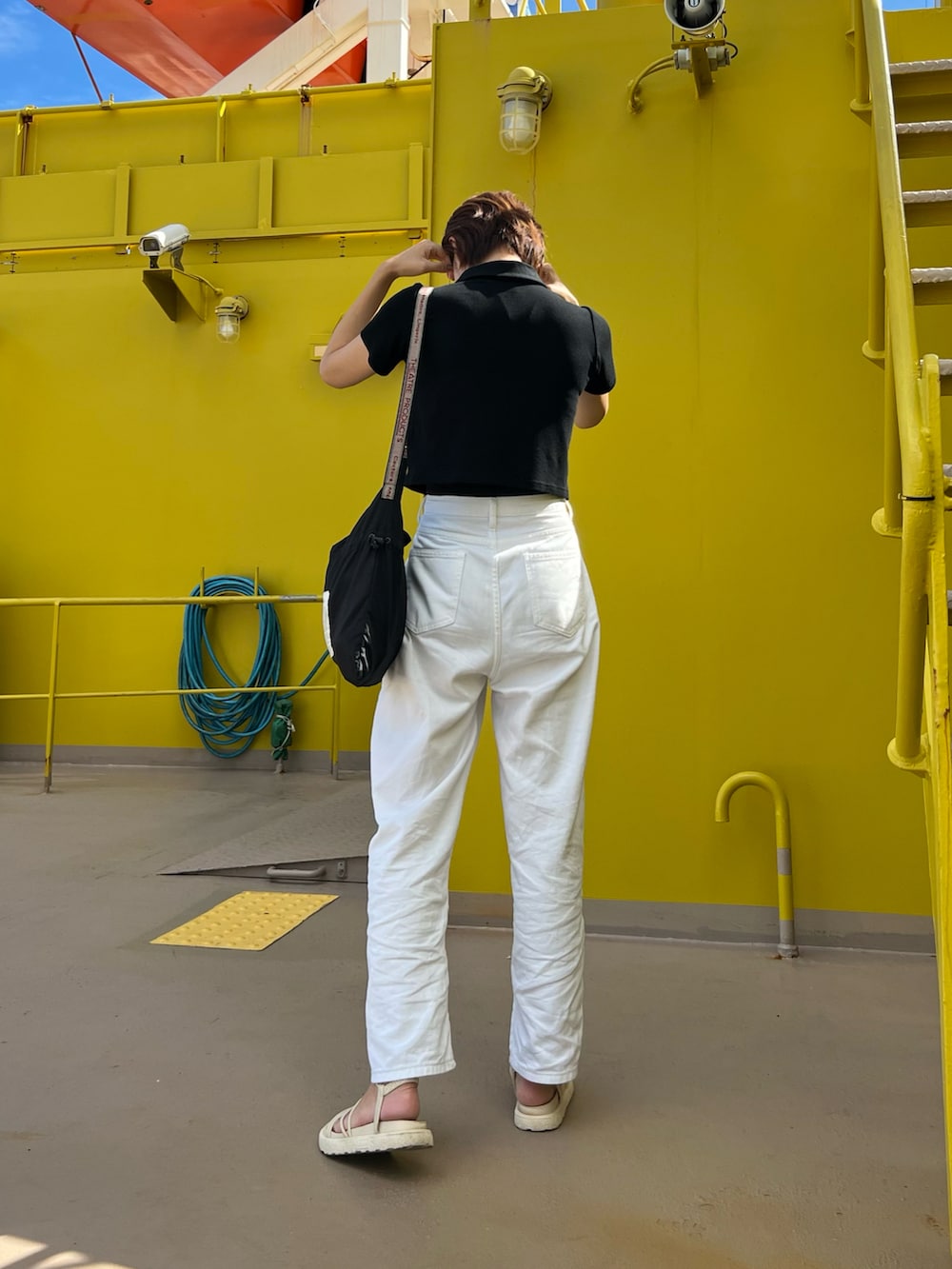 「バギーパンツ、クロップドパンツ、ホワイトデニム、ビーサン、ポロシャツ、アシンメトリー、巾着バッグ、サングラス、高身長女子、骨格ナチュラル、30代、韓国ファッション、ショルダーバッグ、プチプラ、ストリート」｜「written studioの【Qoo10 MOVE 】無地 半袖 ボタン ポケット Tシャツカットソー [2カラー]（Tシャツ/カットソー、ブラック系）」を使った、𝐲𝐮𝐫𝐢𝐚𝐧さん（レディース・172cm）の秋コーディネートの3枚目の写真