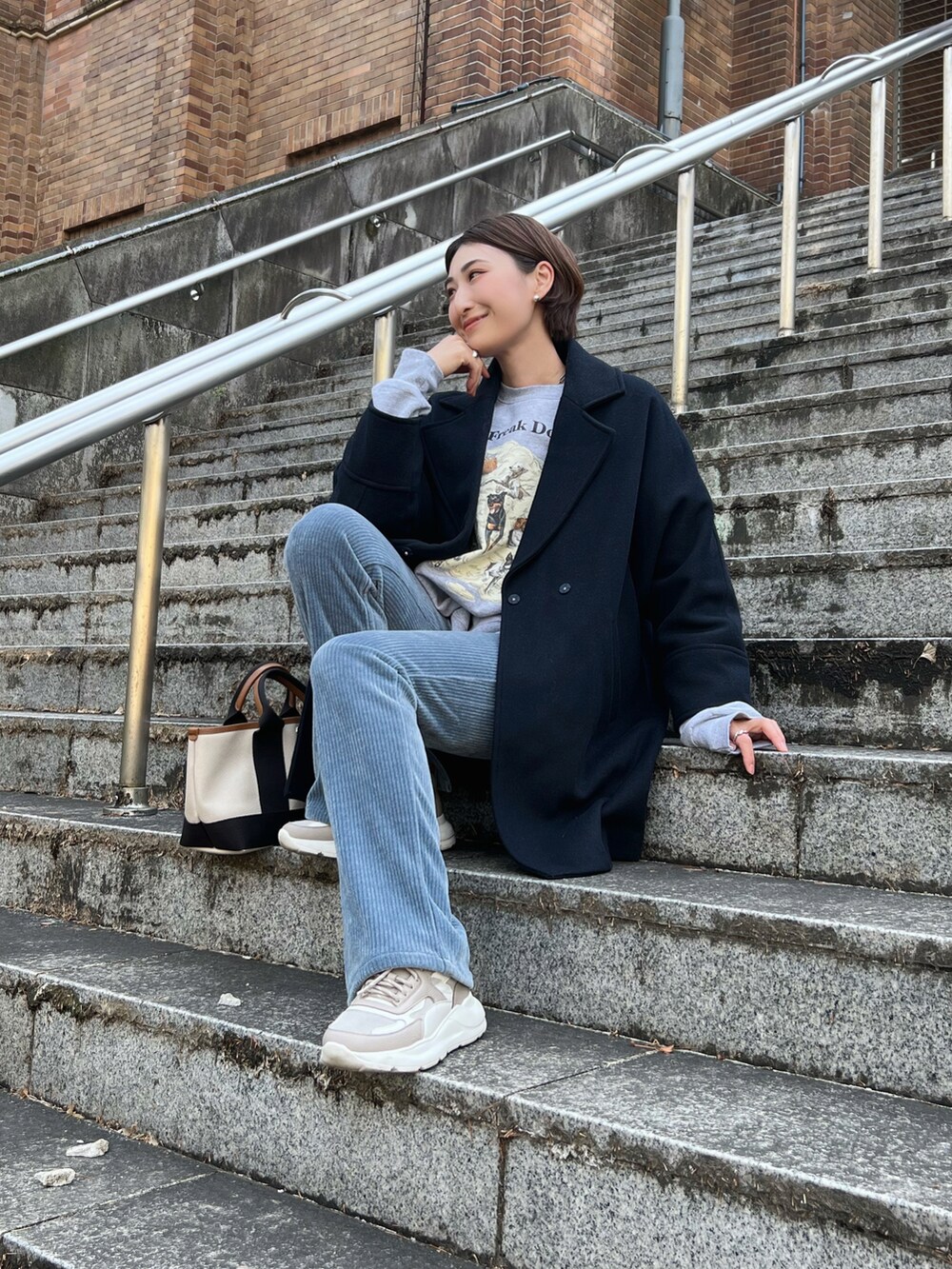 「はじめましてコーデ、春コーデ、シンプルコーデ、休日スタイル、春アウター、ストリート、プレッピー、フレアパンツ、スウェット、オーバーサイズ、ショートコート、骨格ナチュラル、高身長女子、30代コーデ、スリットパンツ」｜「Simpliciteのドルマンチェスターコート◆（チェスターコート、ブルー系）」を使った、𝐲𝐮𝐫𝐢𝐚𝐧さん（レディース・172cm）の春コーディネートの2枚目の写真