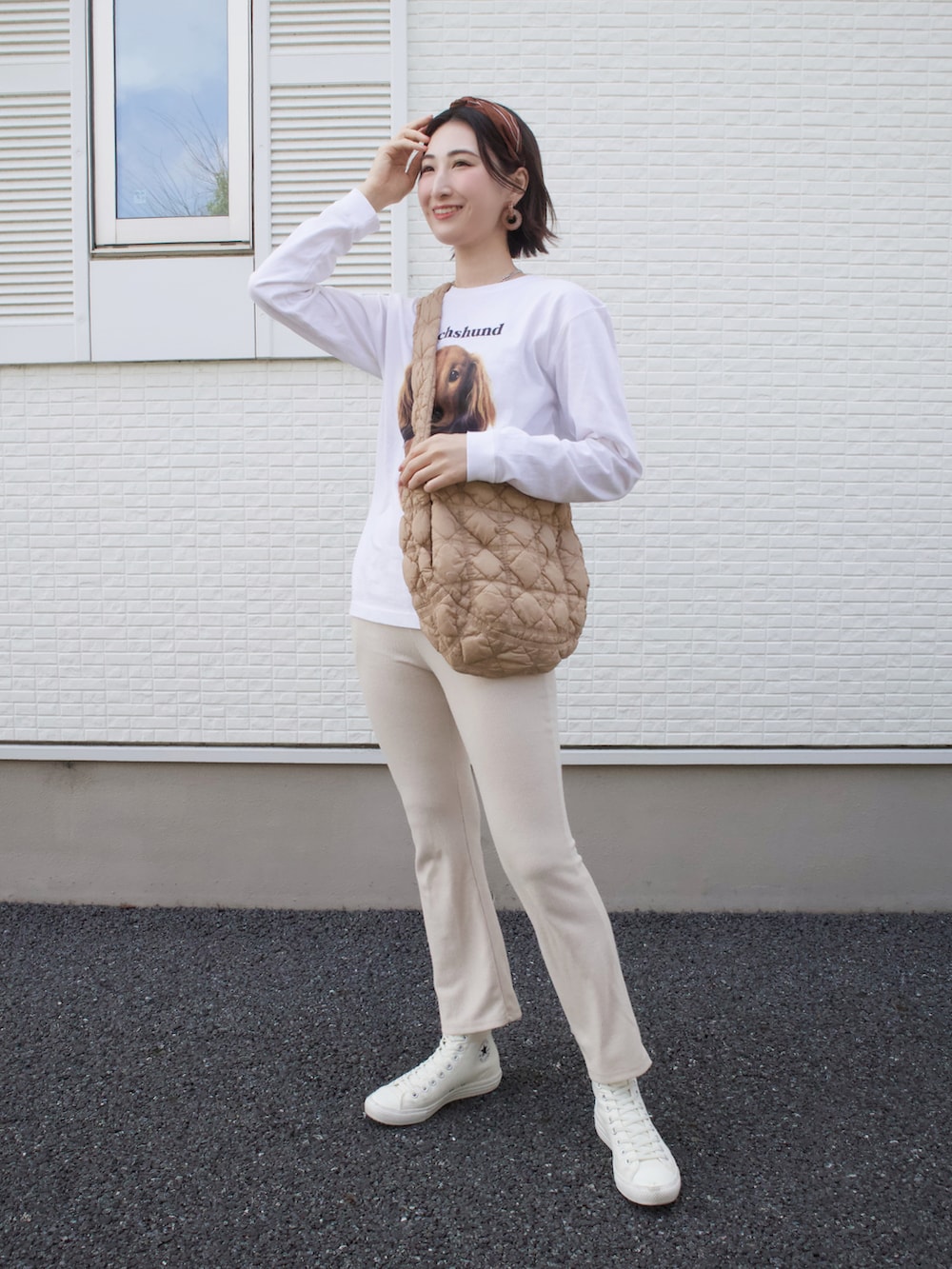 「春服コーデ、淡色コーデ、ゆったりコーデ、カジュアルコーデ、お散歩コーデ、ママコーデ、ママファッション、プチプラコーデ、お花見コーデ、スニーカー、犬、骨格ナチュラル、高身長女子、30代」｜「LOWRYS FARMのアイテム（ヘアバンド、ブラウン系）」を使った、𝐲𝐮𝐫𝐢𝐚𝐧さん（レディース・172cm）の春コーディネートの3枚目の写真