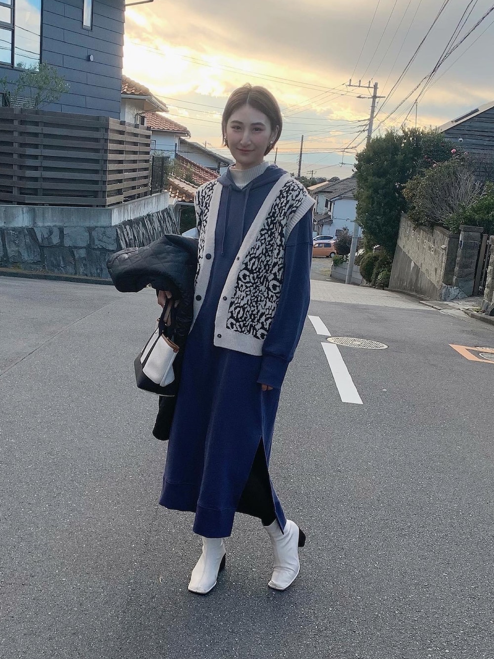 「旅行コーデ、着回しコーデ、ロングワンピース、スウェットワンピース、白ブーツ、ストレッチブーツ、ショートブーツ、トートバッグ、ブルーコーデ、キルティングコート、レイヤードスタイル、30代コーデ、骨格ナチュラル、高身長コーデ、冬コーデ」｜「BIGTIME 川越のアイテム（ベスト、その他）」を使った、𝐲𝐮𝐫𝐢𝐚𝐧さん（レディース・172cm）の冬コーディネートの4枚目の写真