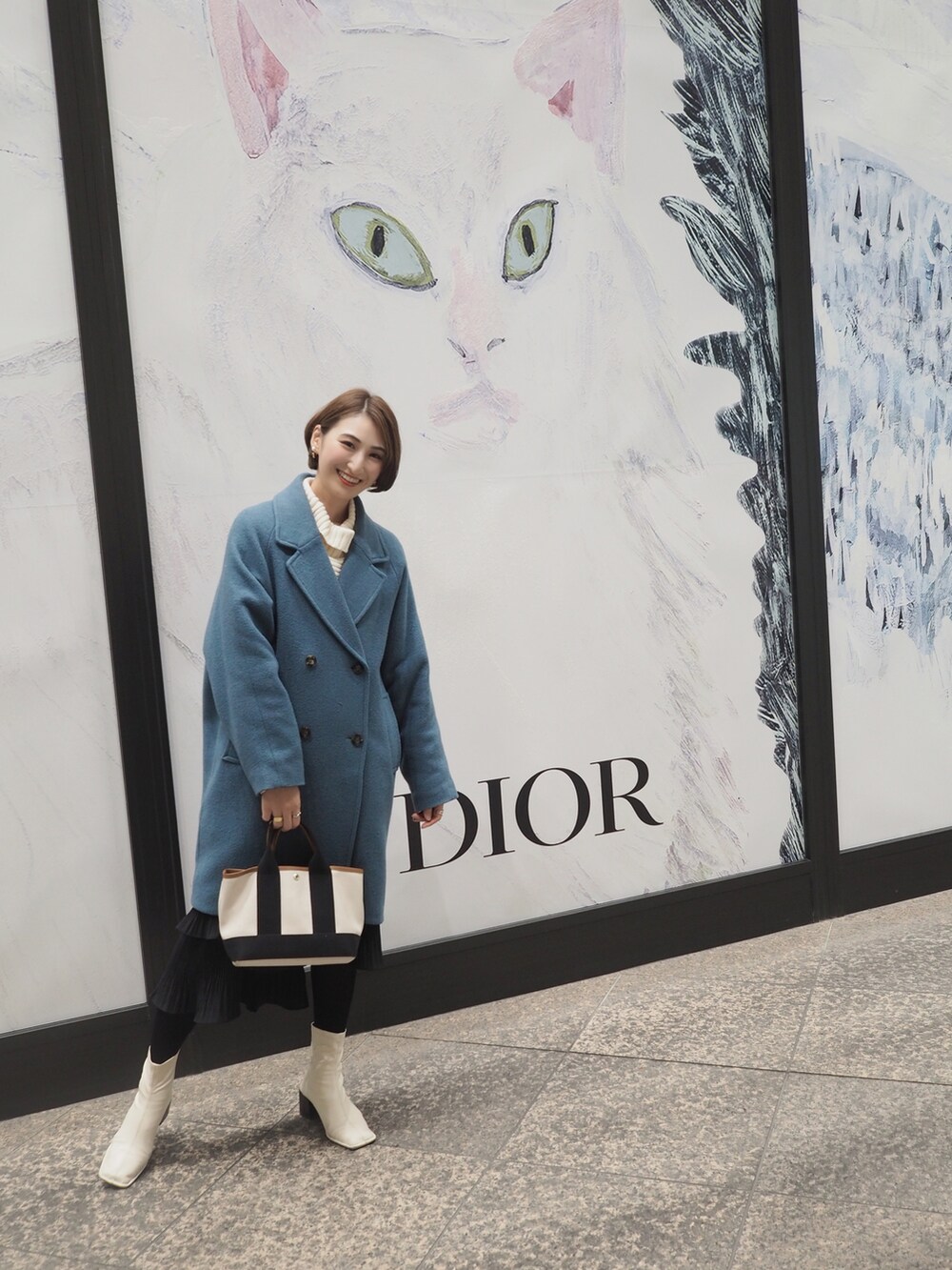 「ビッグシルエット、チェスターコート、コクーンシルエット、ティアードスカート、ブーツ、白ブーツ、ショートブーツ、ブルーコーデ、着回しコーデ、大人カジュアル、スクエアトゥ、GUコーデ、30代コーデ、骨格ナチュラル、冬コーデ」｜「TOPKAPIのアイテム（トートバッグ、ベージュ系）」を使った、𝐲𝐮𝐫𝐢𝐚𝐧さん（レディース・172cm）の冬コーディネートの4枚目の写真
