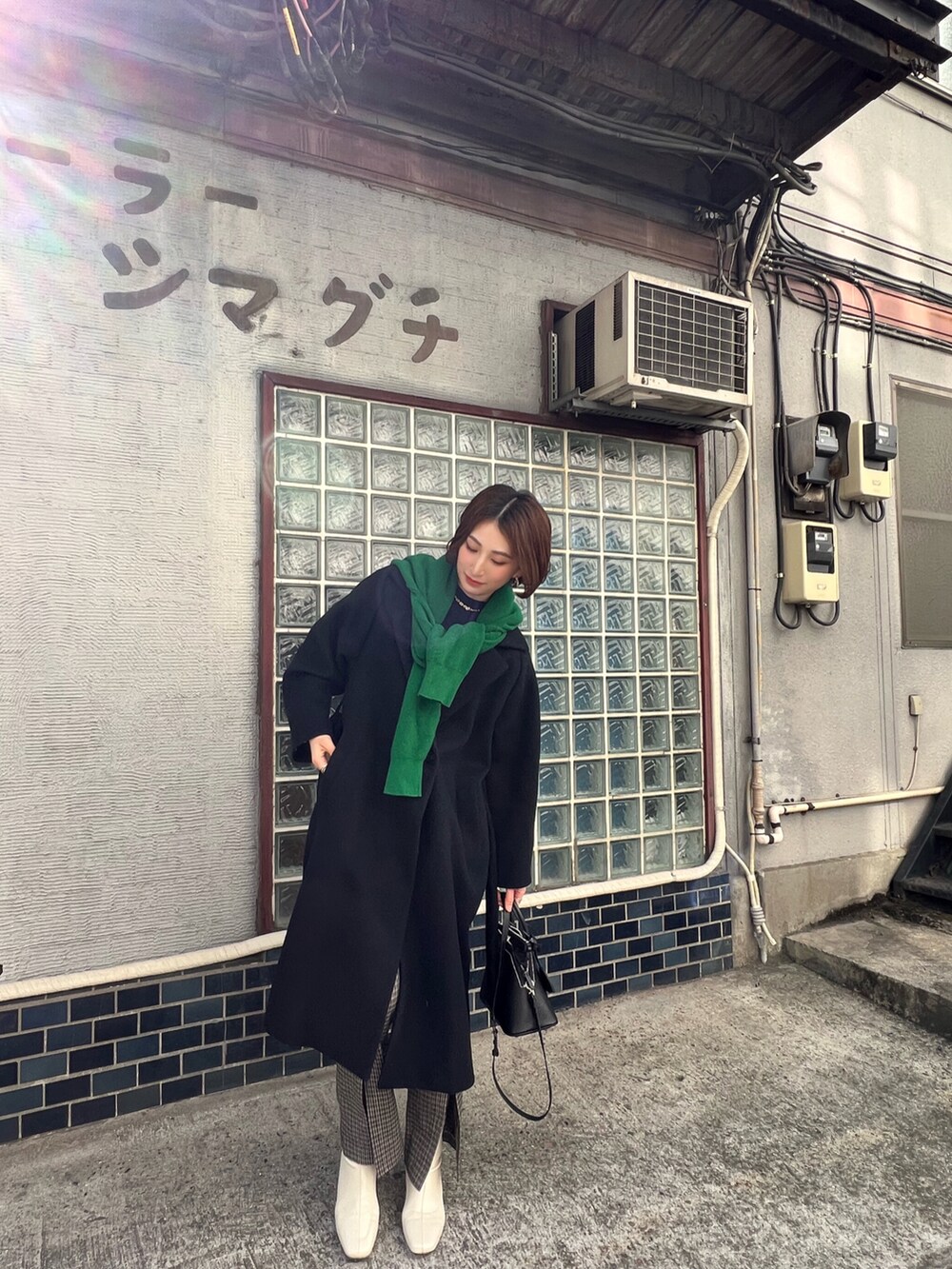 「肩掛け、グリーンニット、カラーパレット、オトナカジュアル、フレアパンツ、スリットパンツ、マルジェラ、白ブーツ、ショートブーツ、チェスターコート、コートスタイル、30代コーデ、骨格ナチュラル、高身長女子」｜「Maison MargielaのMaison Margiela スモールハンドバック（ハンドバッグ、ブラック系）」を使った、𝐲𝐮𝐫𝐢𝐚𝐧さん（レディース・172cm）の冬コーディネートの3枚目の写真