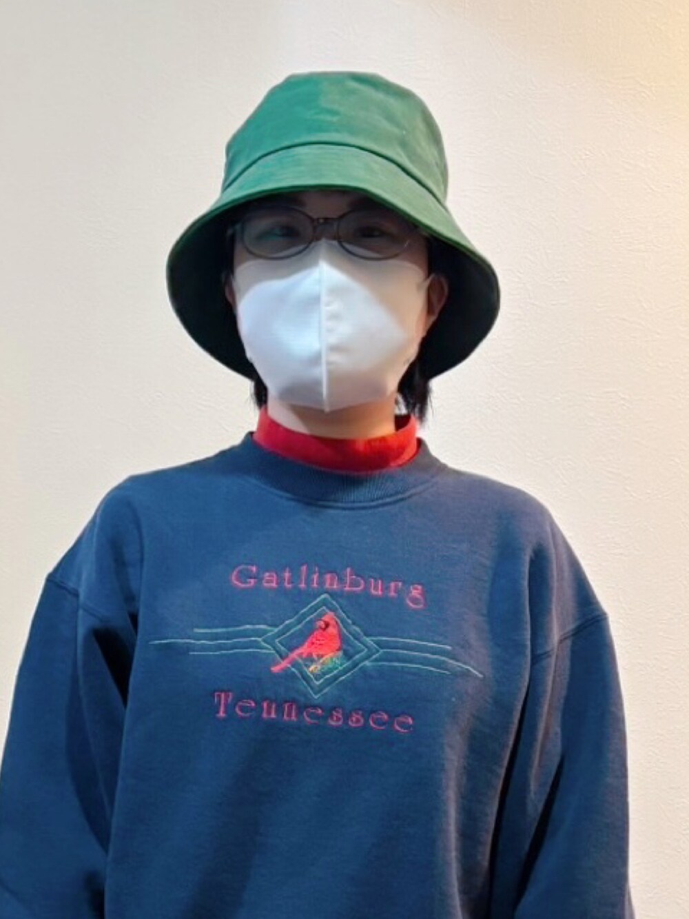 ブルー系のスウェット、ベージュ系のカーゴパンツ、ブラウン系のブーツを着用したレディースの冬コーディネートの2枚目の写真