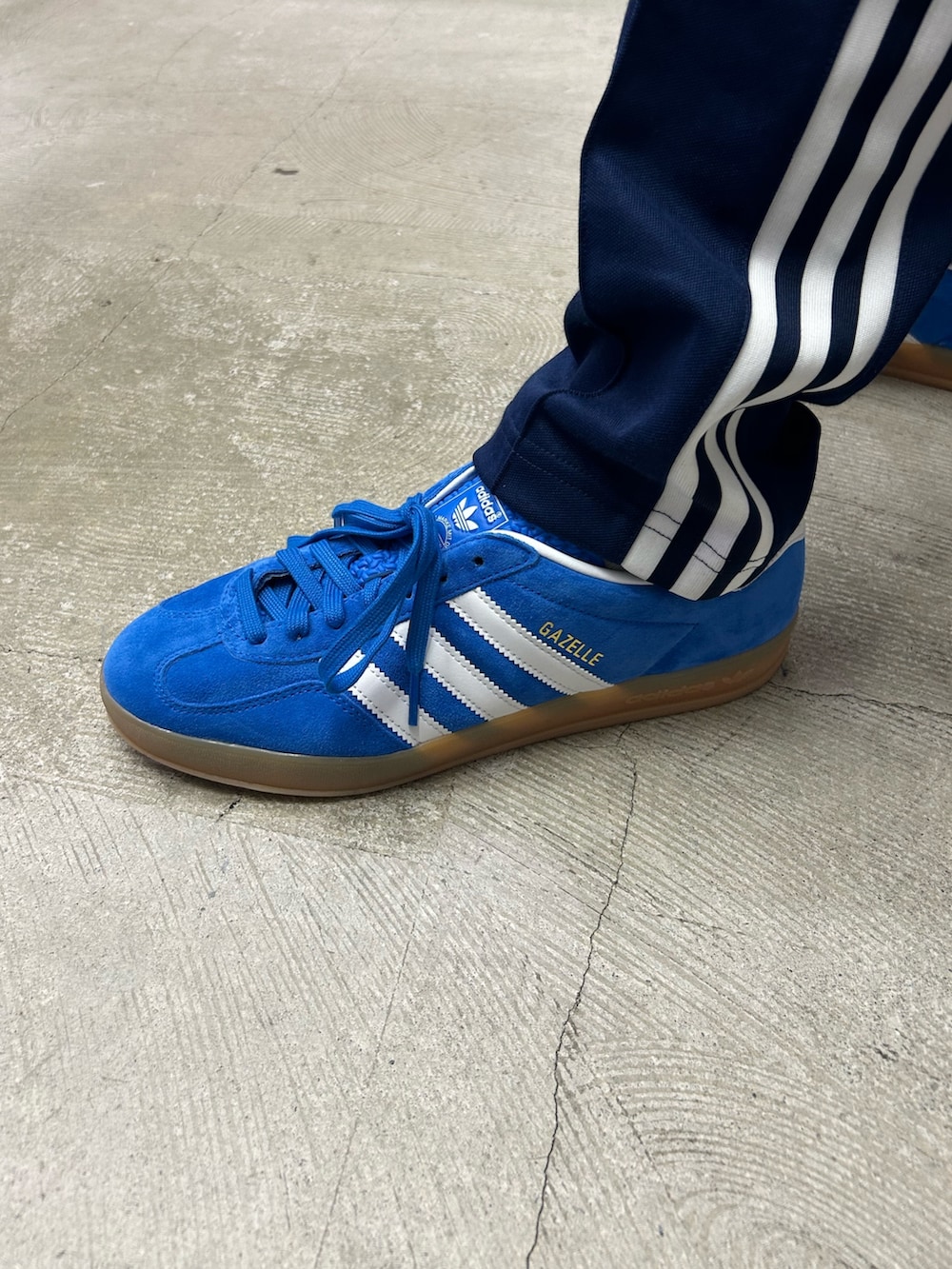 「スニーカー、アウター、adidas、アディダス、トラックパンツ、ボアジャケット、adidas originals、アディダスオリジナルス、ベッケンバウアー、ガゼル」｜「adidasのシェルパ トラックジャケット（ブルゾン、パープル系）」を使った、SRさん（メンズ・175cm）の秋コーディネートの2枚目の写真