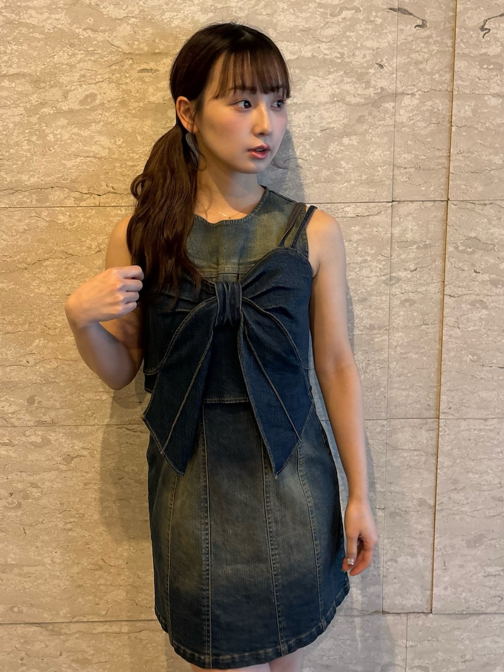 ブルー系のワンピース、ブルー系のキャミソール、ブラウン系のブーツを着用したレディースの春コーディネートの4枚目の写真