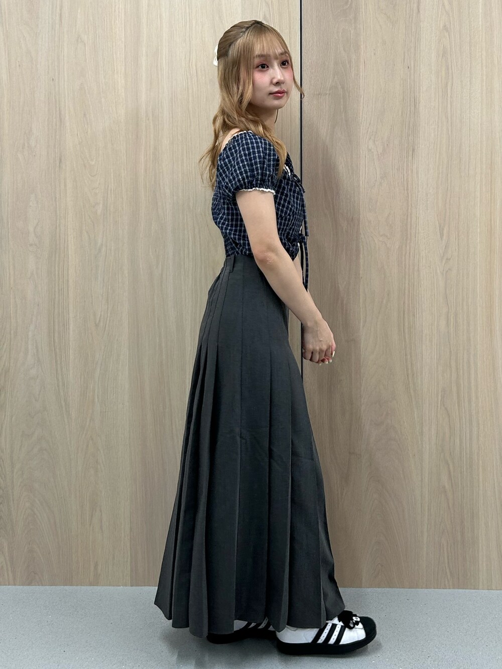 グレー系のスカート、ブルー系のシャツ/ブラウス、イエロー系のバレッタ/ヘアクリップを着用したレディースの夏コーディネートの2枚目の写真