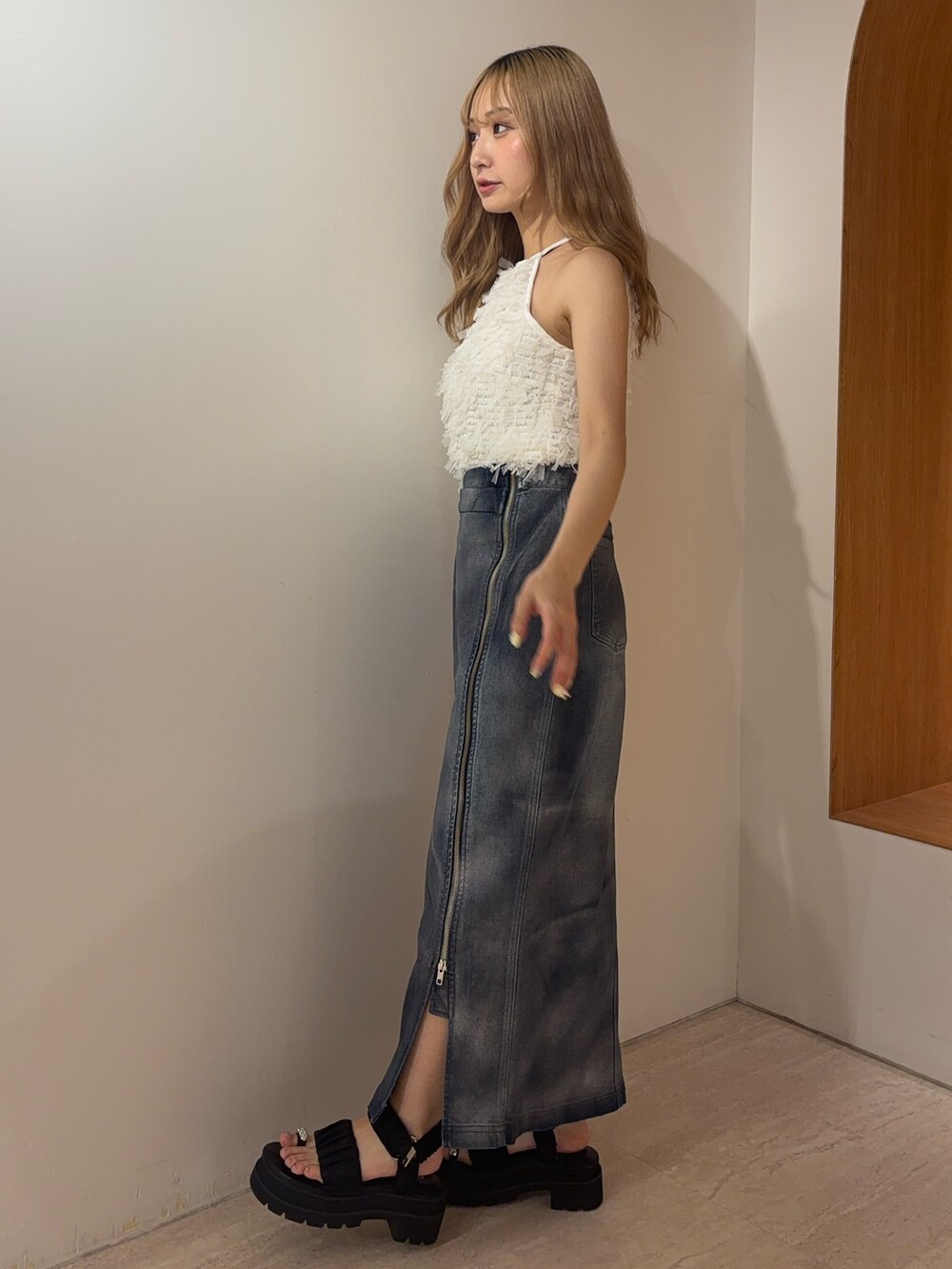 ブルー系のスカート、ホワイト系のシャツ/ブラウス、ホワイト系のサンダルを着用したレディースの夏コーディネートの2枚目の写真