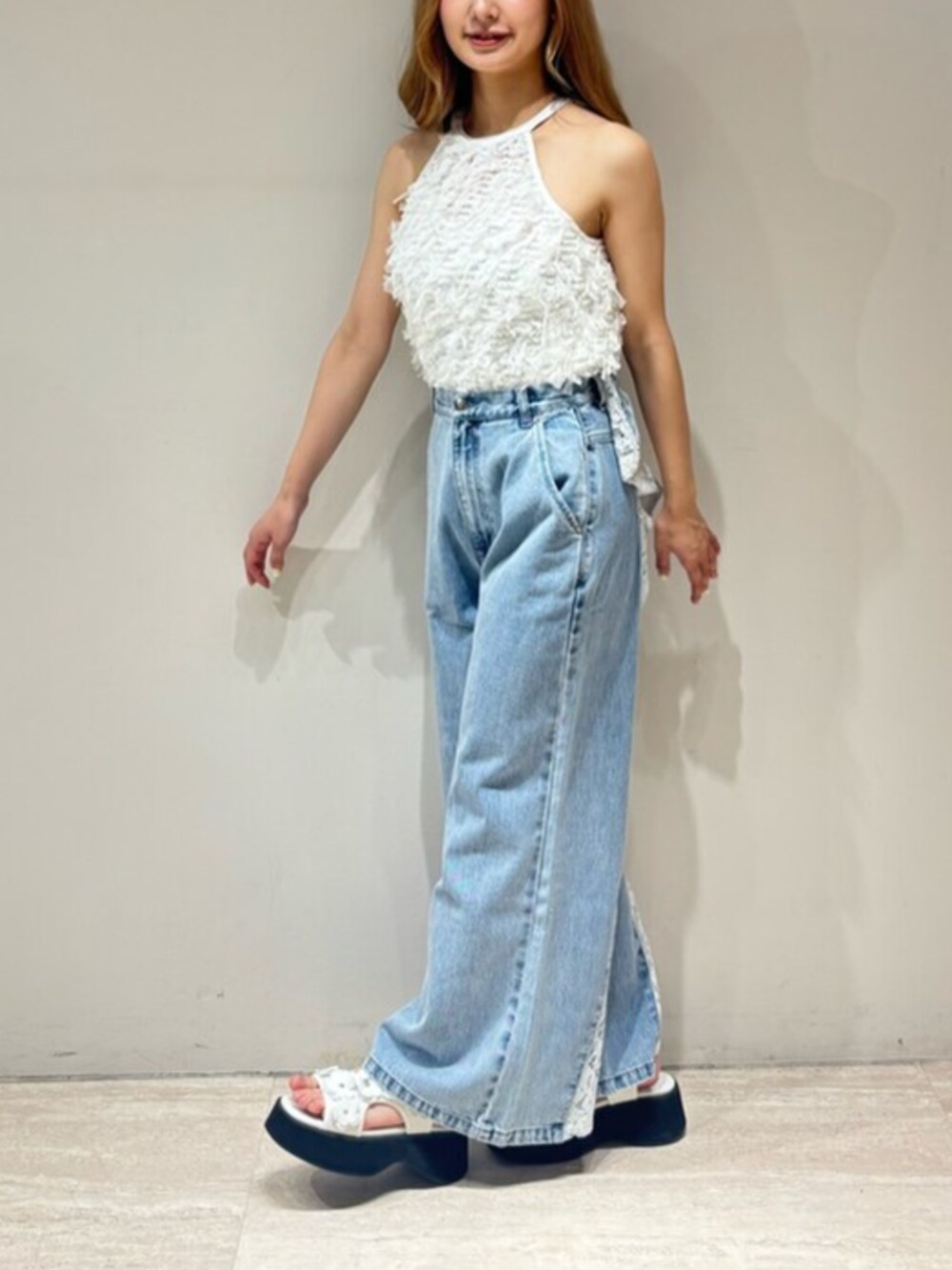 ホワイト系のサンダル、ブルー系のデニムパンツ、ホワイト系のシャツ/ブラウスを着用したレディースの夏コーディネートの4枚目の写真