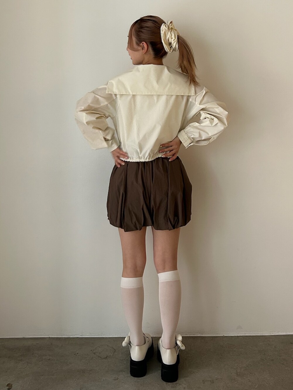 ブルー系のその他パンツ、ホワイト系のブルゾンを着用したレディースの春コーディネートの4枚目の写真