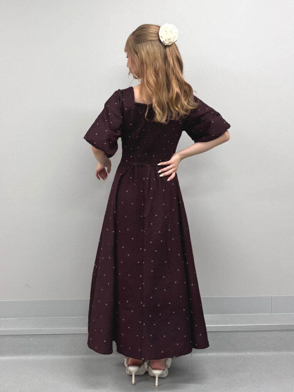 ホワイト系のサンダル、ベージュ系のワンピース、イエロー系のバレッタ/ヘアクリップを着用したレディースの夏コーディネートの3枚目の写真