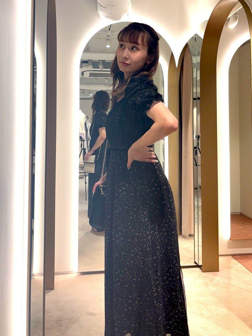 ホワイト系のハンドバッグ、ホワイト系のワンピースを着用したレディースの夏コーディネートの5枚目の写真