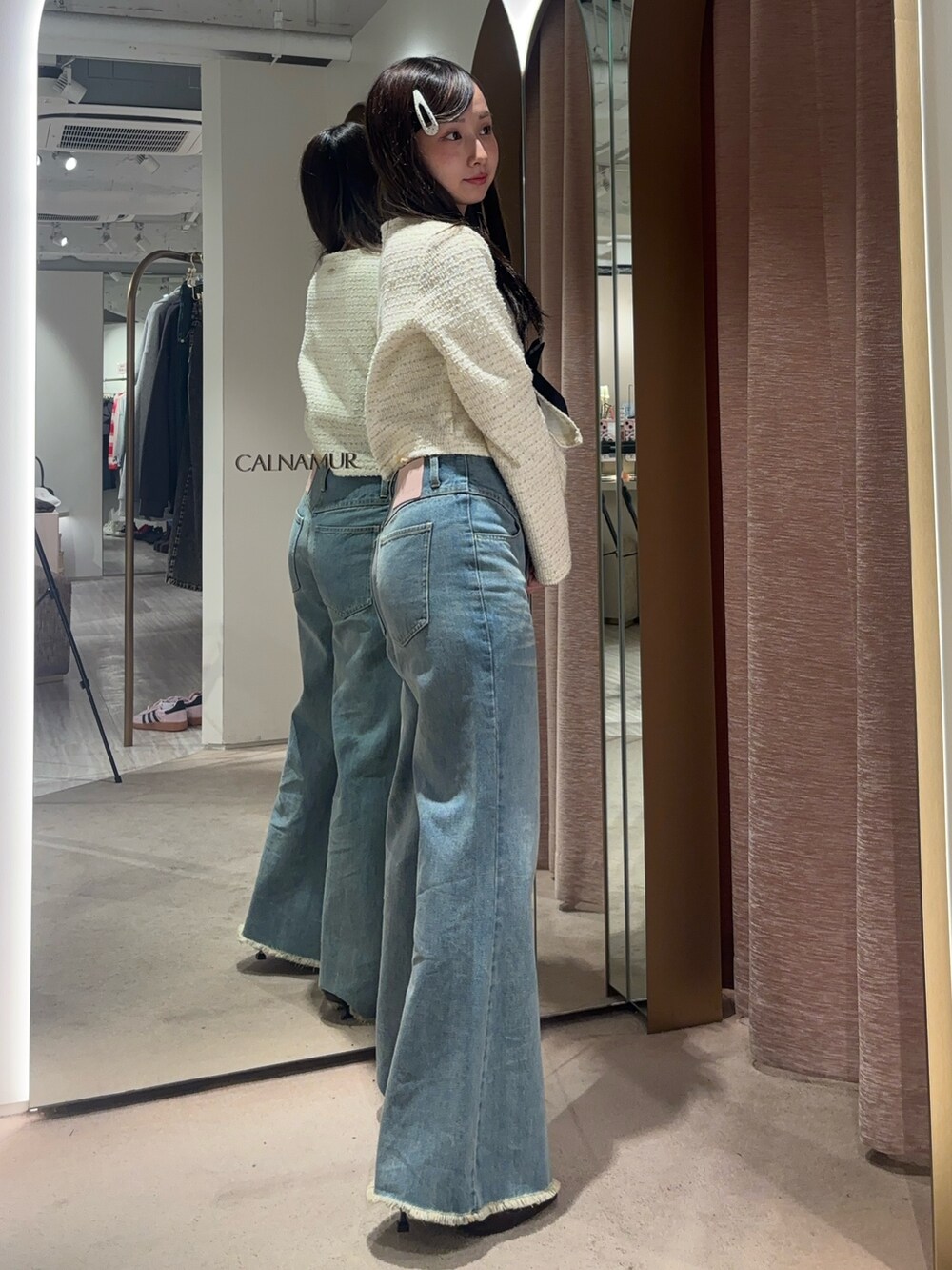 ブルー系のその他パンツ、ホワイト系のカーディガン/ボレロ、ブラウン系のサンダルを着用したレディースの冬コーディネートの4枚目の写真