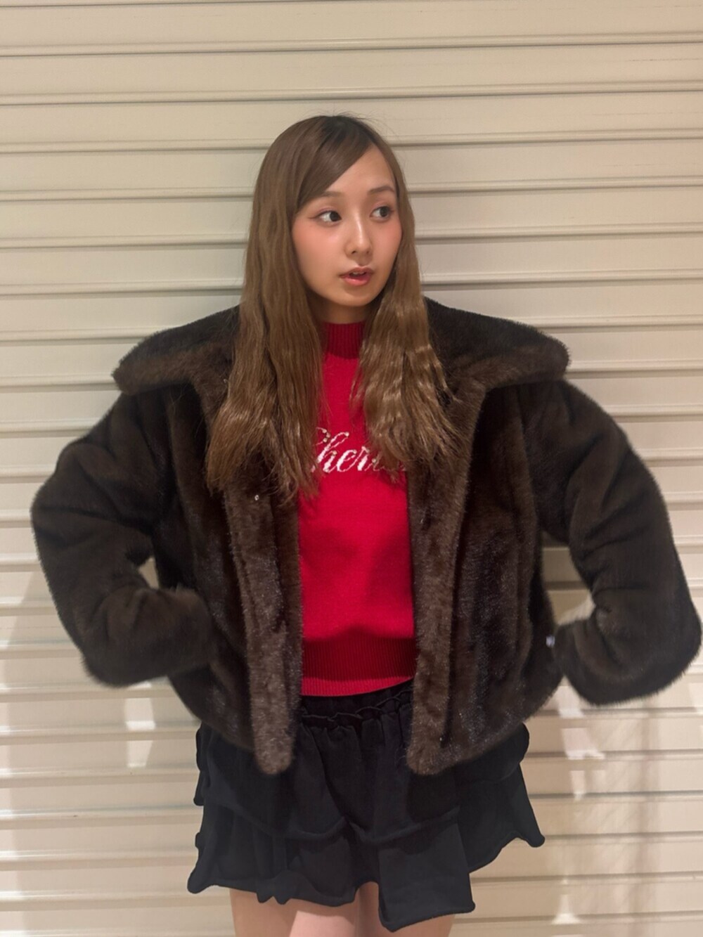 ブラウン系のブーツ、ブラック系のその他パンツ、ブラウン系のブルゾンを着用したレディースの秋コーディネートの5枚目の写真