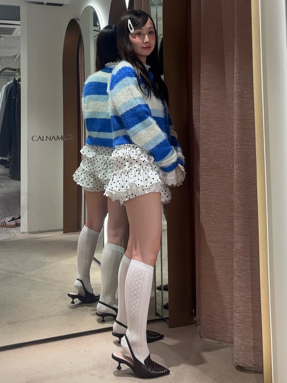 ホワイト系のその他パンツ、ブルー系のカーディガン/ボレロ、ホワイト系のシャツ/ブラウスを着用したレディースの冬コーディネートの2枚目の写真