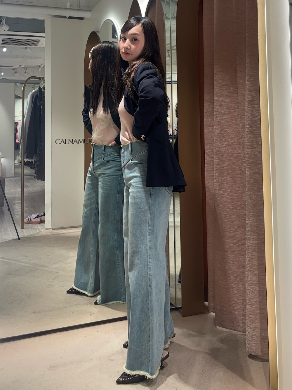 ブルー系のノーカラージャケット、ブルー系のその他パンツ、ピンク系のニット/セーターを着用したレディースの冬コーディネートの2枚目の写真